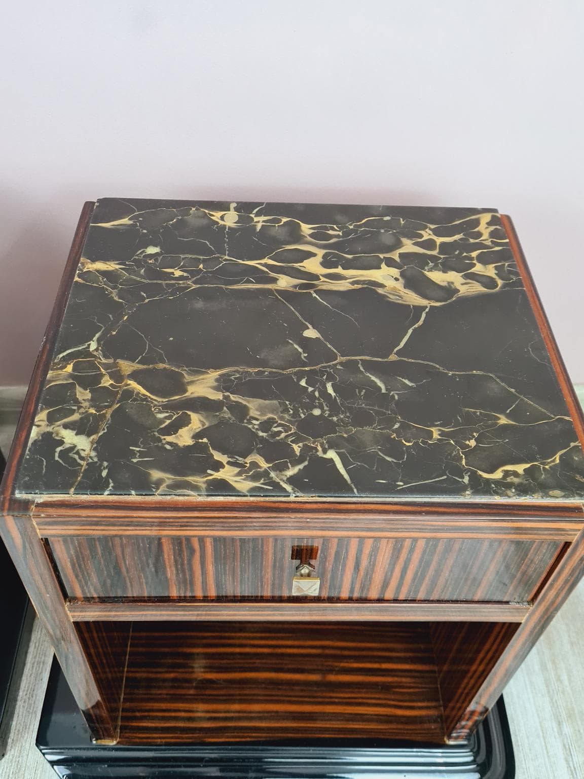 Zestaw dwóch stolików nocnych Art Deco, heban makasarski brązowy, marmur czarny, lata 30. - 271624