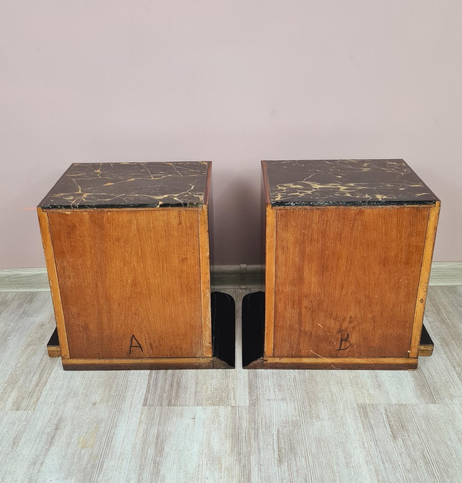 Zestaw dwóch stolików nocnych Art Deco, heban makasarski brązowy, marmur czarny, lata 30. - 271628