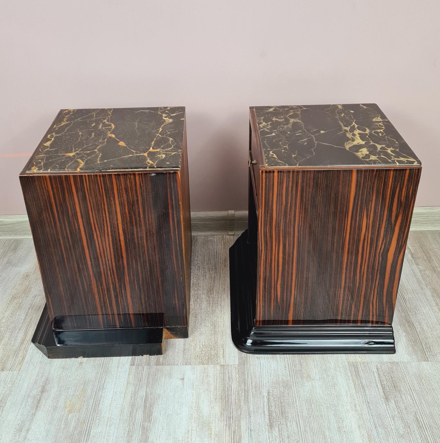 Zestaw dwóch stolików nocnych Art Deco, heban makasarski brązowy, marmur czarny, lata 30. - 271627