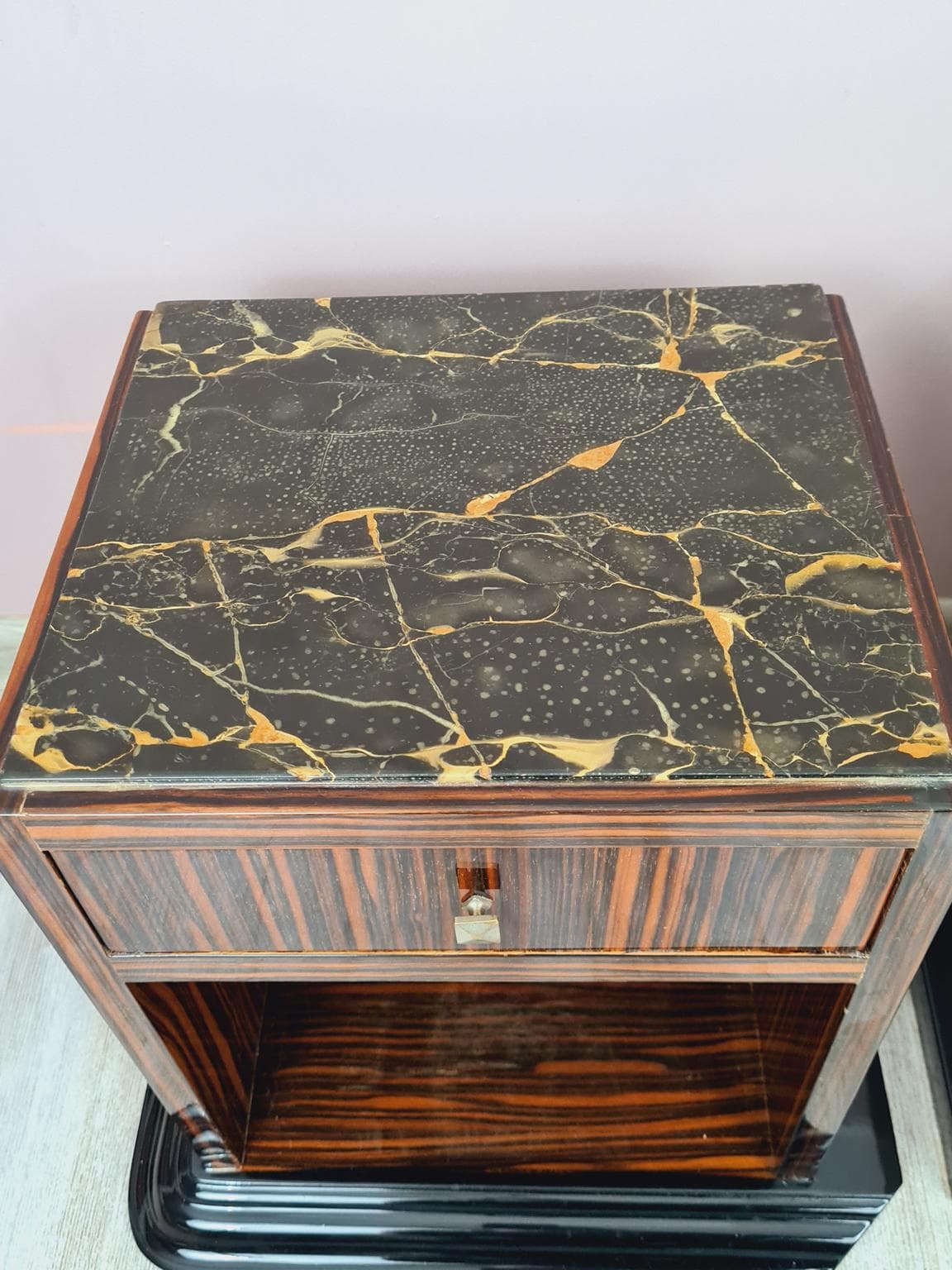 Zestaw dwóch stolików nocnych Art Deco, heban makasarski brązowy, marmur czarny, lata 30. - 271626