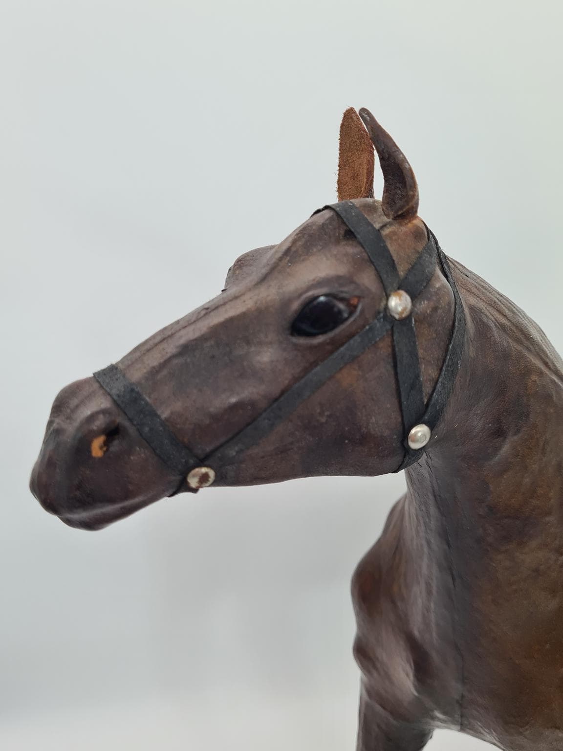 Figurka konia, brązowy, skóra naturalna drewno, Europa, lata 60. - 272116