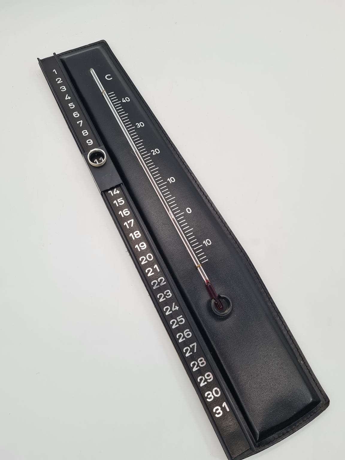 Termometr ścienny z kalendarzem, czarny, akryl, lata 60. - 272815