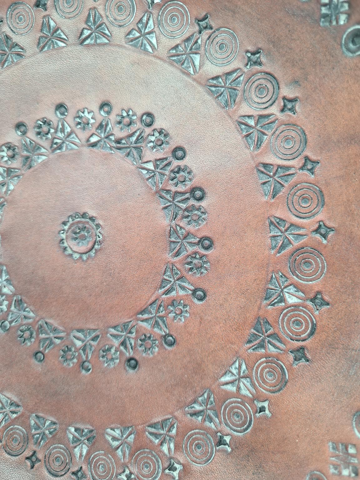 Talerz dekoracyjny, brązowy, skóra, Węgry, lata 70. - 273405