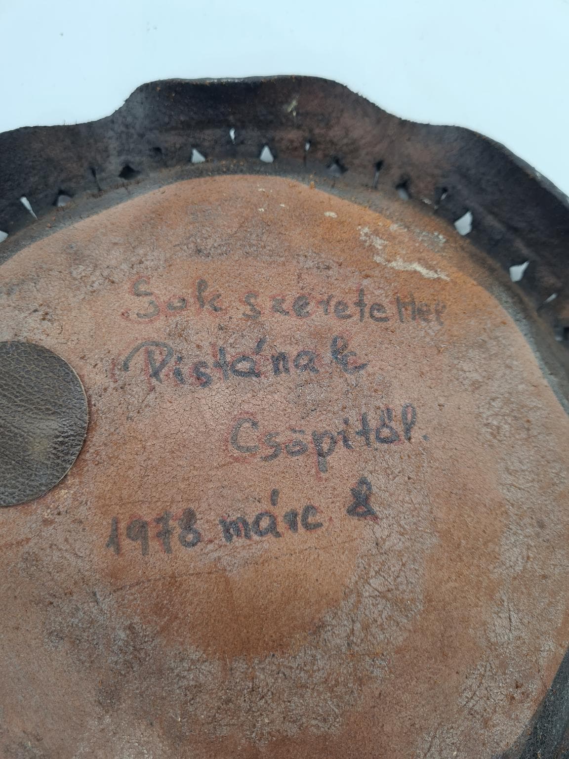 Talerz dekoracyjny, brązowy, skóra, Węgry, lata 70. - 273404