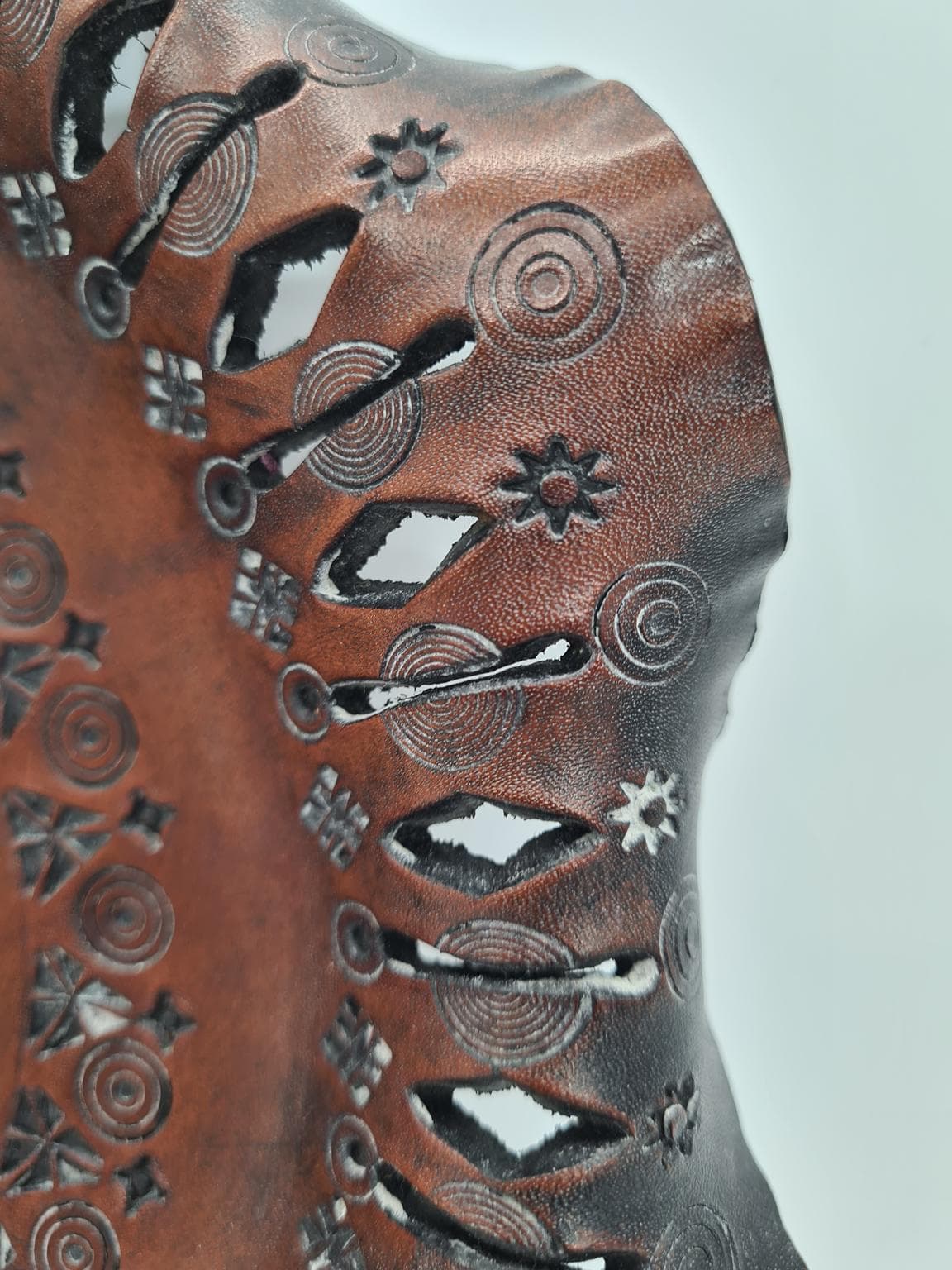 Talerz dekoracyjny, brązowy, skóra, Węgry, lata 70. - 273402