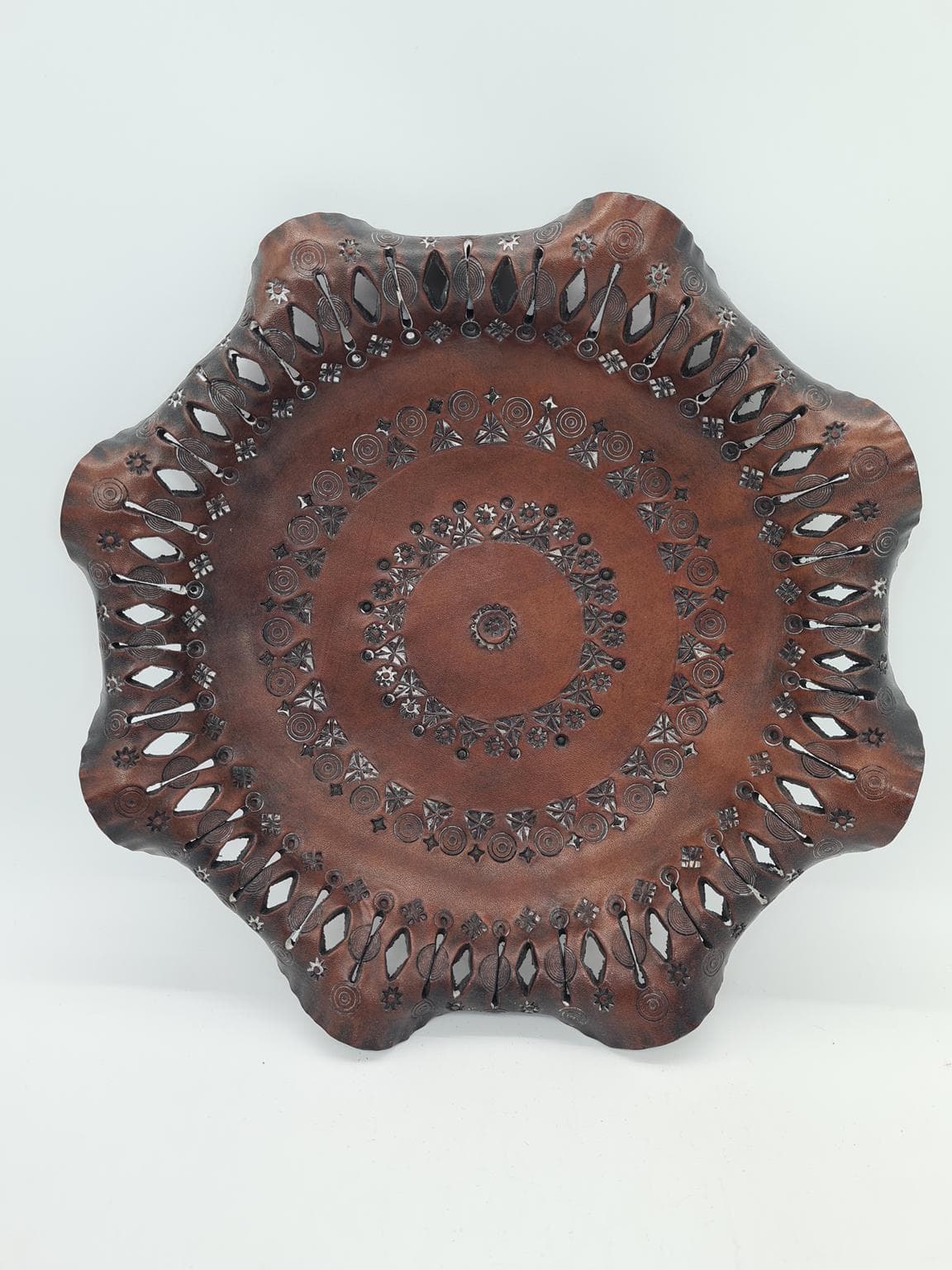 Talerz dekoracyjny, brązowy, skóra, Węgry, lata 70. - 273403