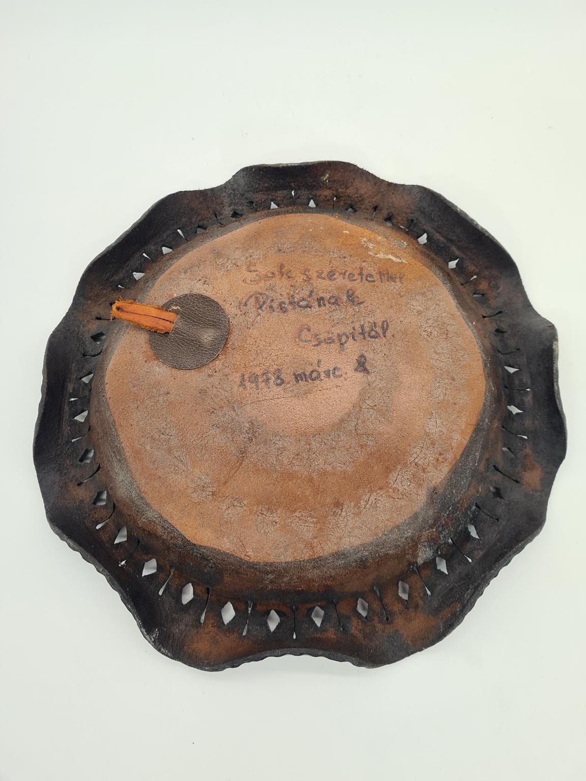 Talerz dekoracyjny, brązowy, skóra, Węgry, lata 70. - 273399