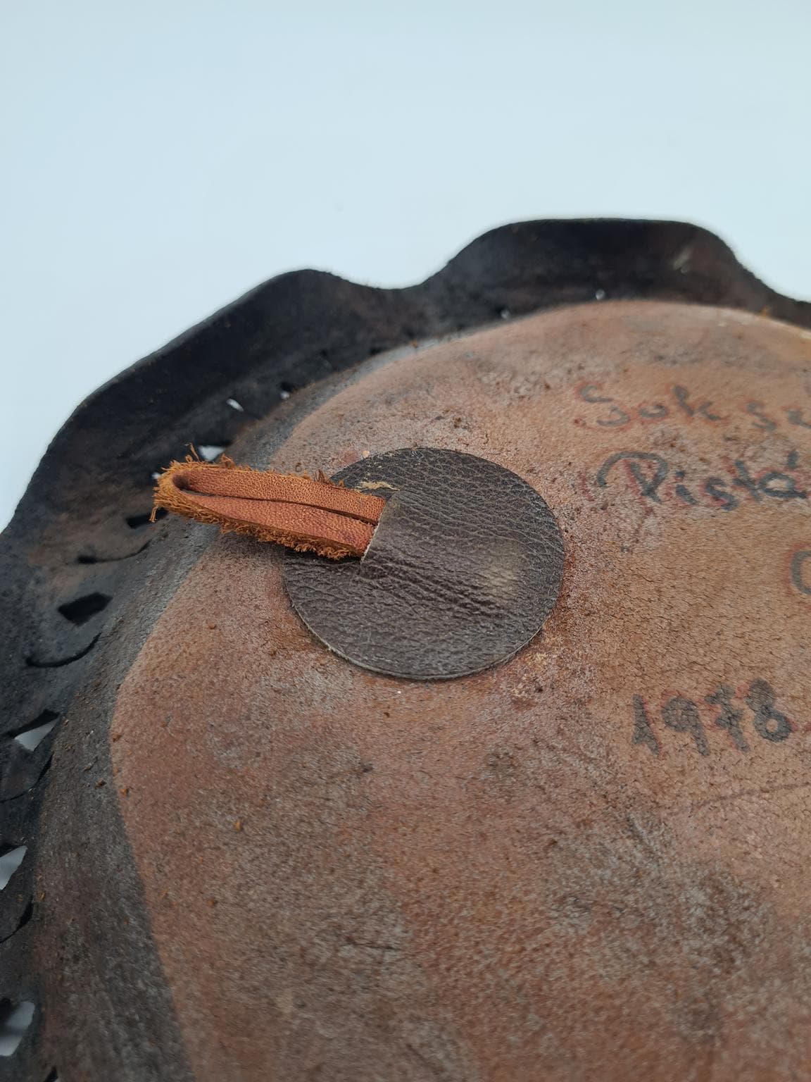 Talerz dekoracyjny, brązowy, skóra, Węgry, lata 70. - 273400