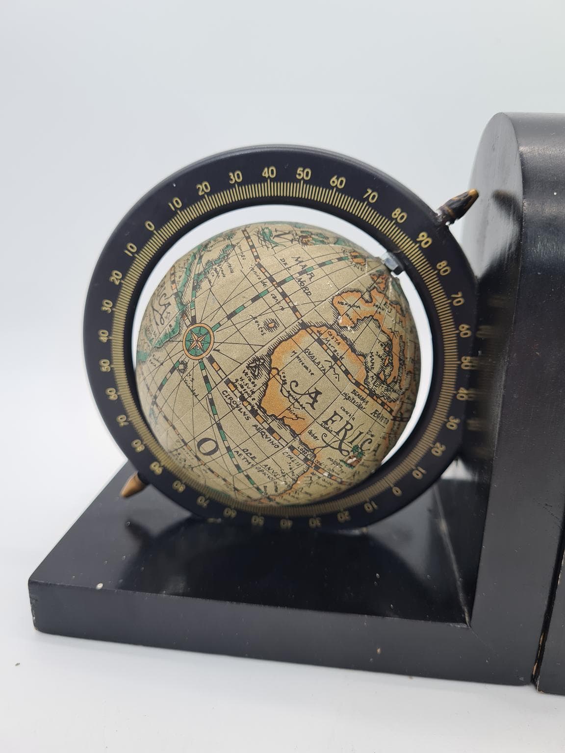 Para podpórek do książek, mid-century modern, drewno lakierowane czarne, metal, papier, lata 70. - 273605