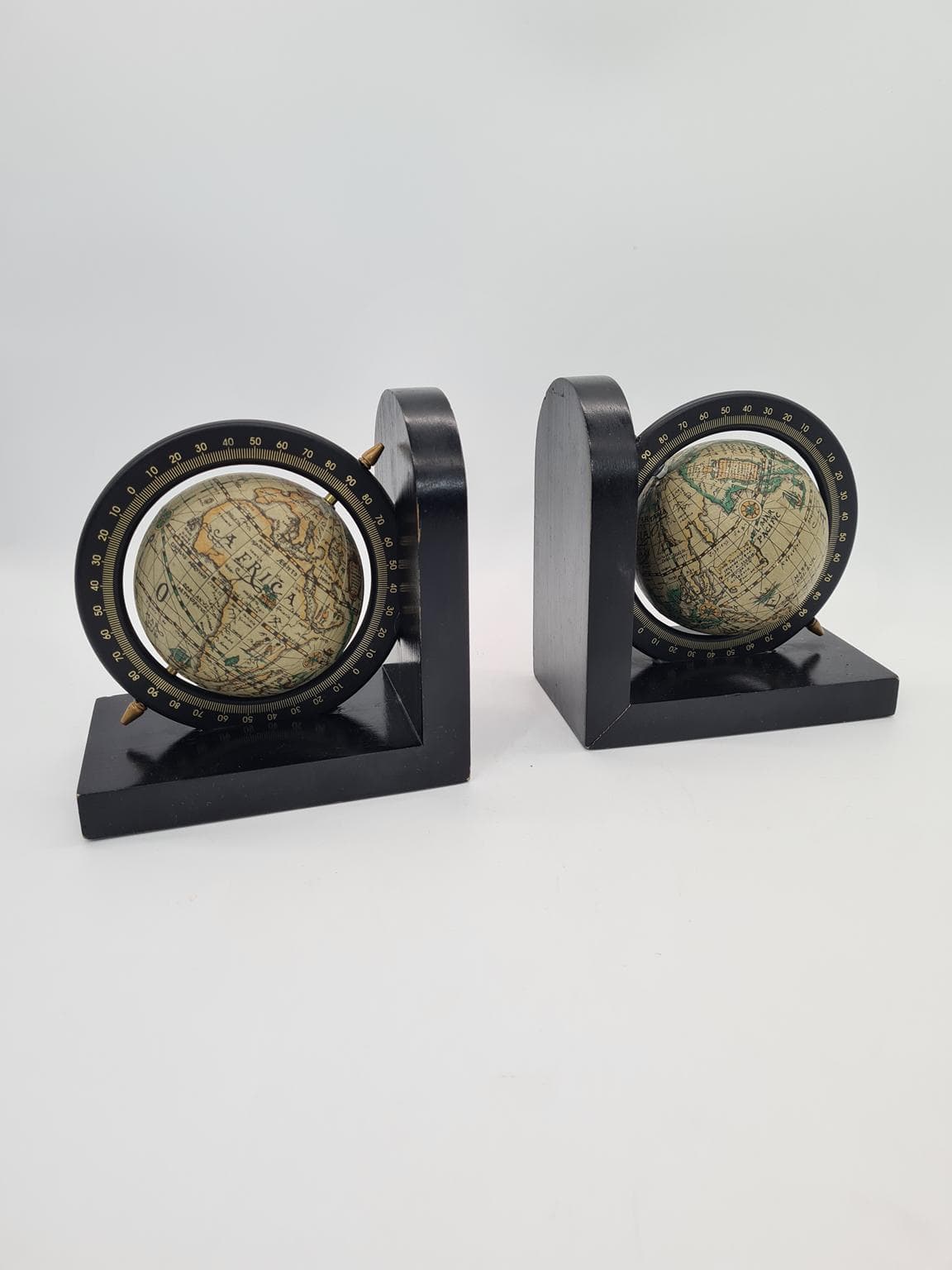 Para podpórek do książek, mid-century modern, drewno lakierowane czarne, metal, papier, lata 70. - 273603