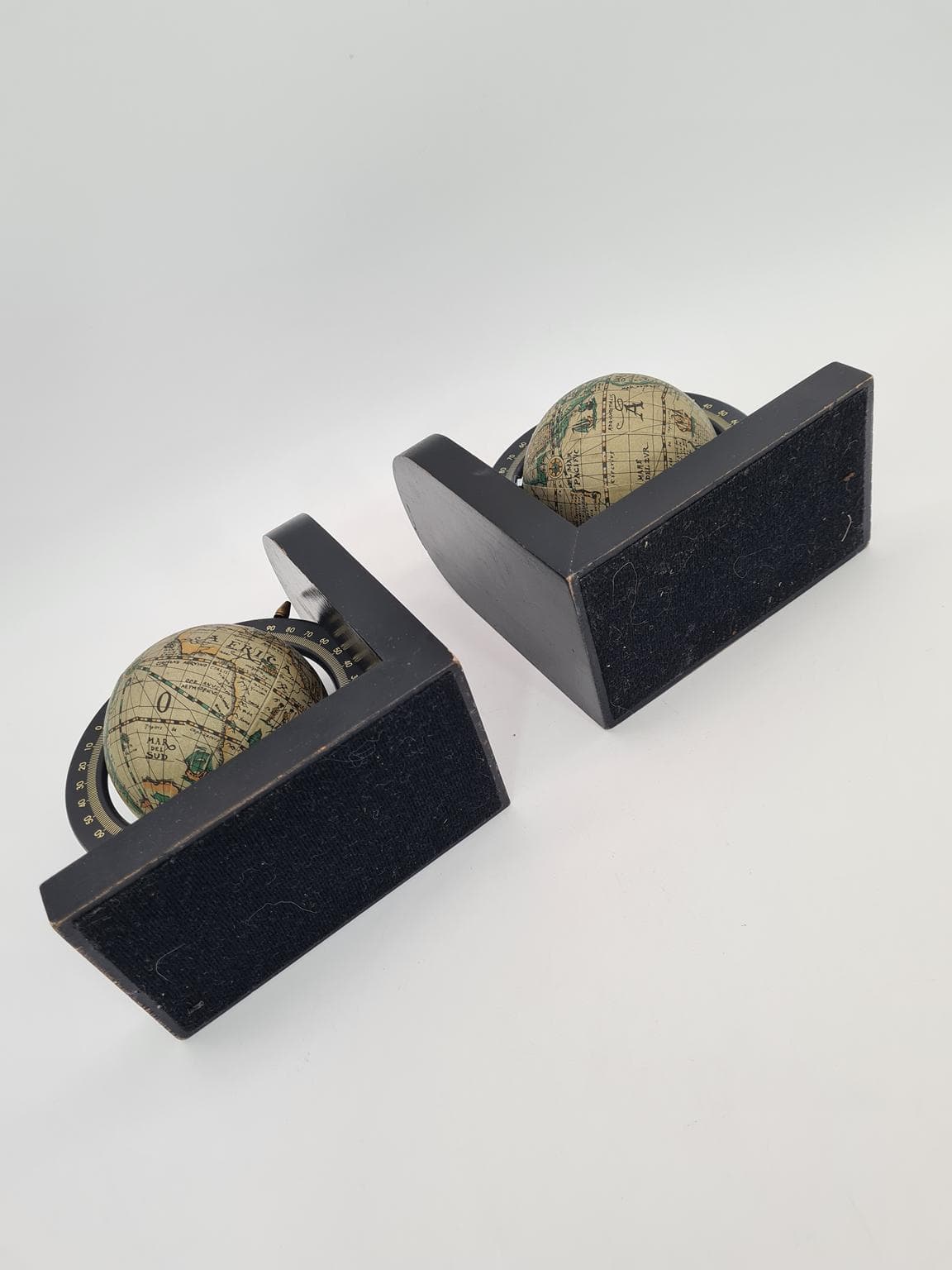 Para podpórek do książek, mid-century modern, drewno lakierowane czarne, metal, papier, lata 70. - 273601