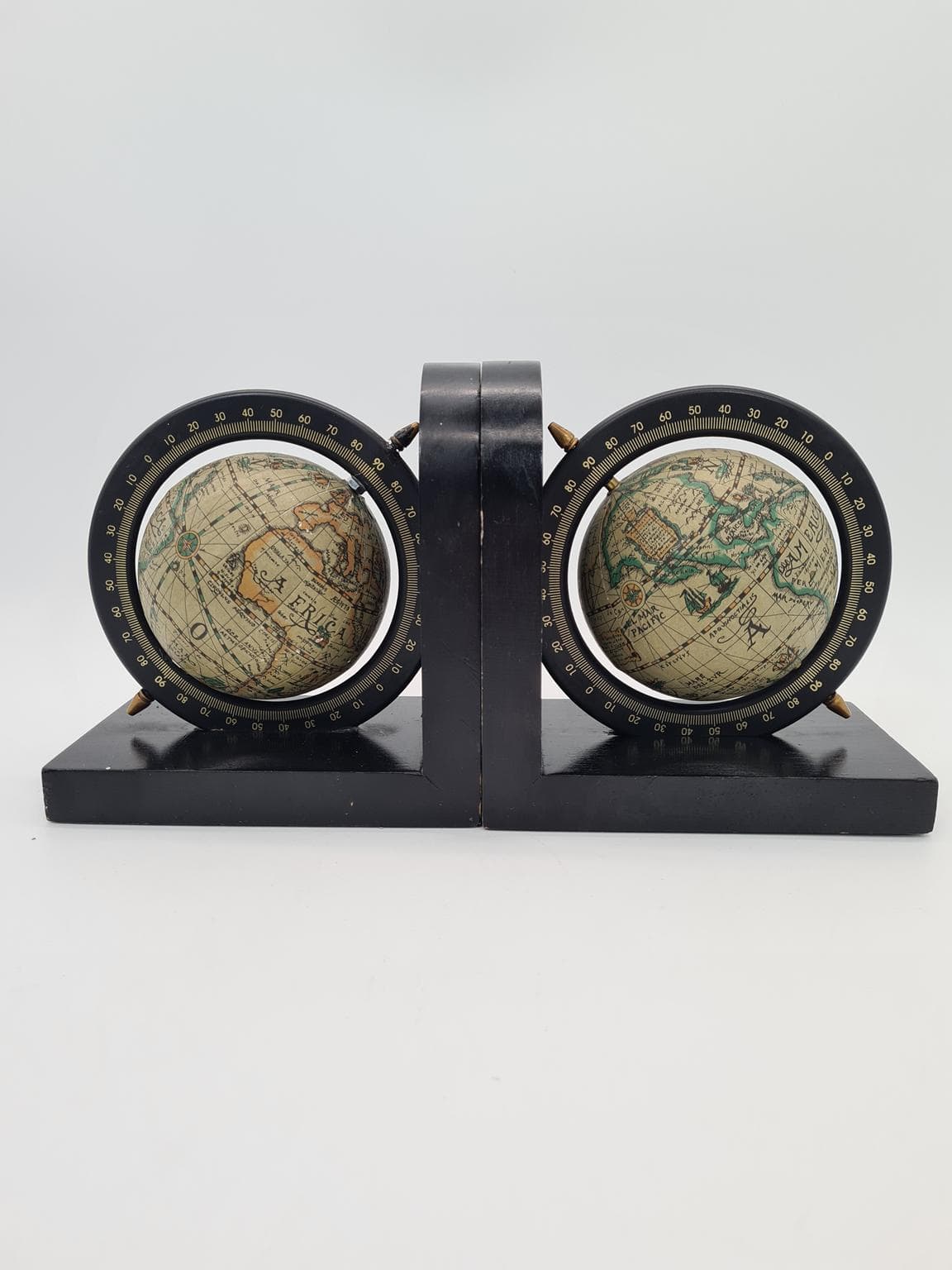 Para podpórek do książek, mid-century modern, drewno lakierowane czarne, metal, papier, lata 70. - 273606