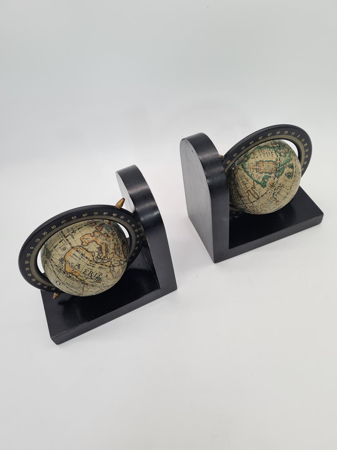 Para podpórek do książek, mid-century modern, drewno lakierowane czarne, metal, papier, lata 70. - 273602