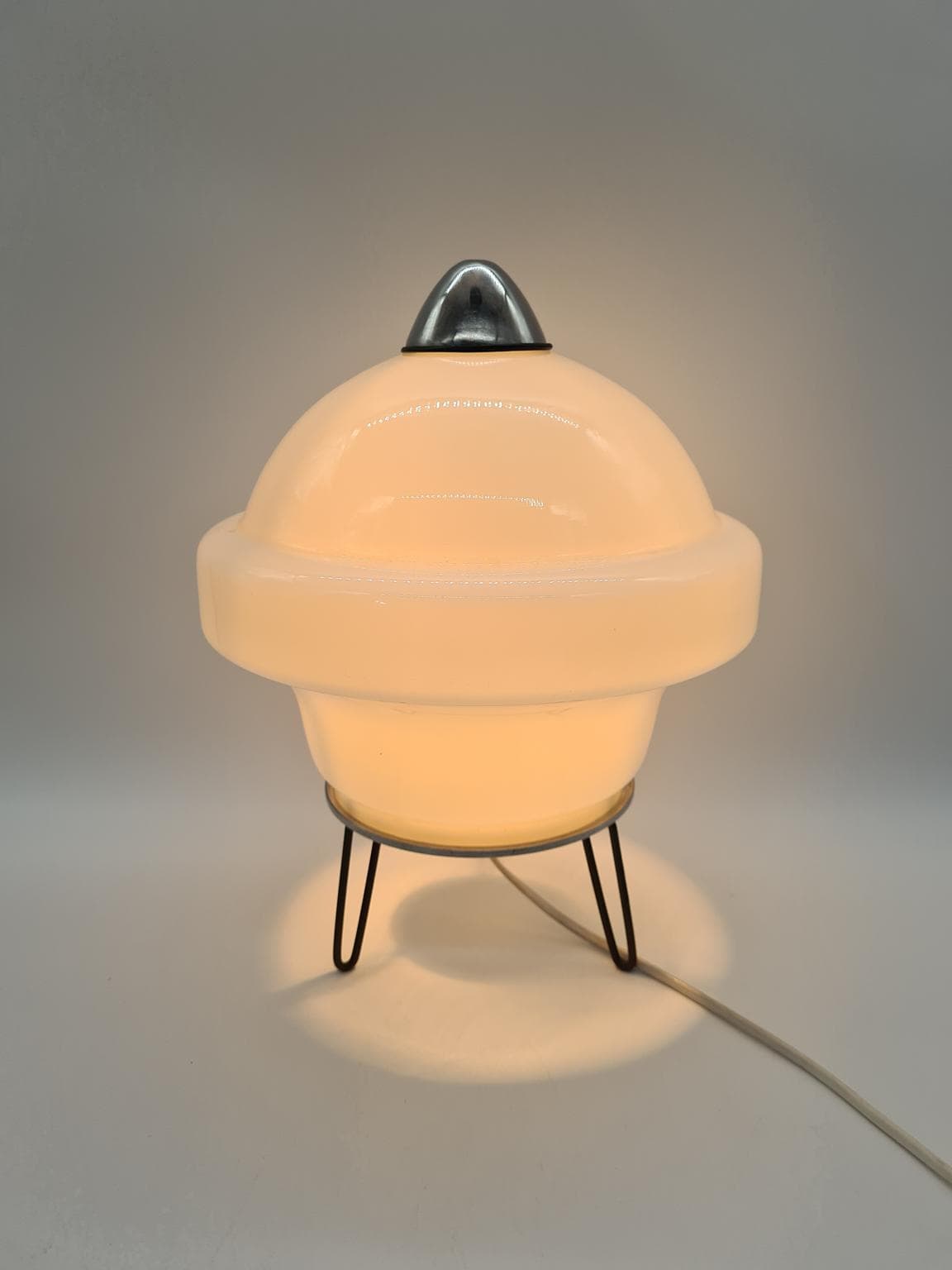 Lampa stołowa Space Age, szkło opalowe białe, metal chrom, Europa, lata 70. - 273833