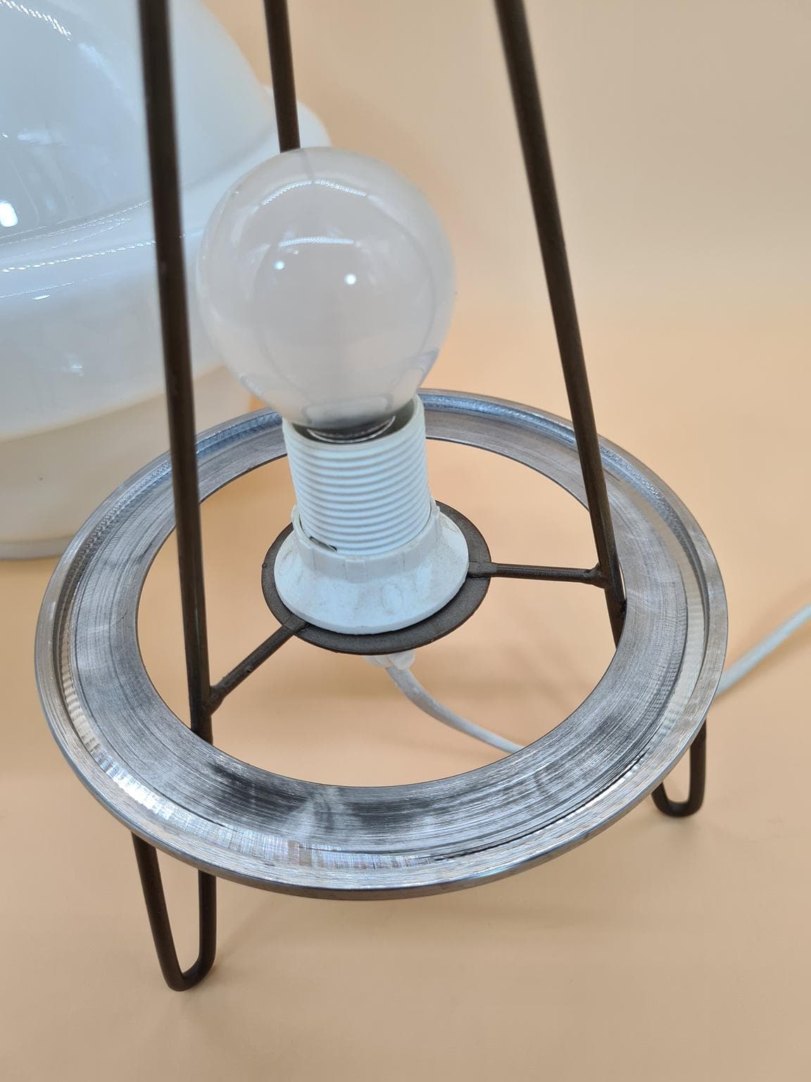 Lampa stołowa Space Age, szkło opalowe białe, metal chrom, Europa, lata 70. - 273839