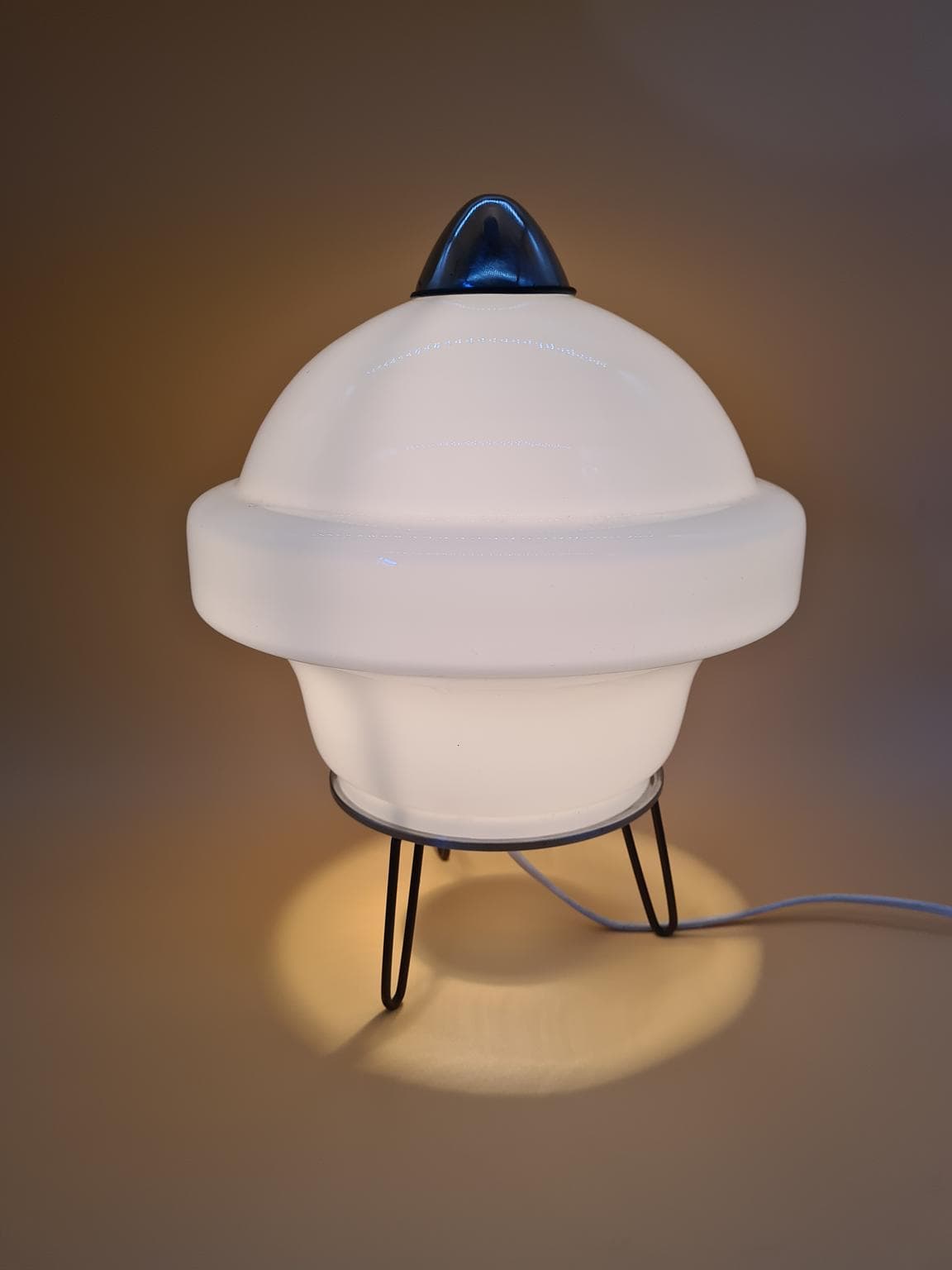 Lampa stołowa Space Age, szkło opalowe białe, metal chrom, Europa, lata 70. - 273835