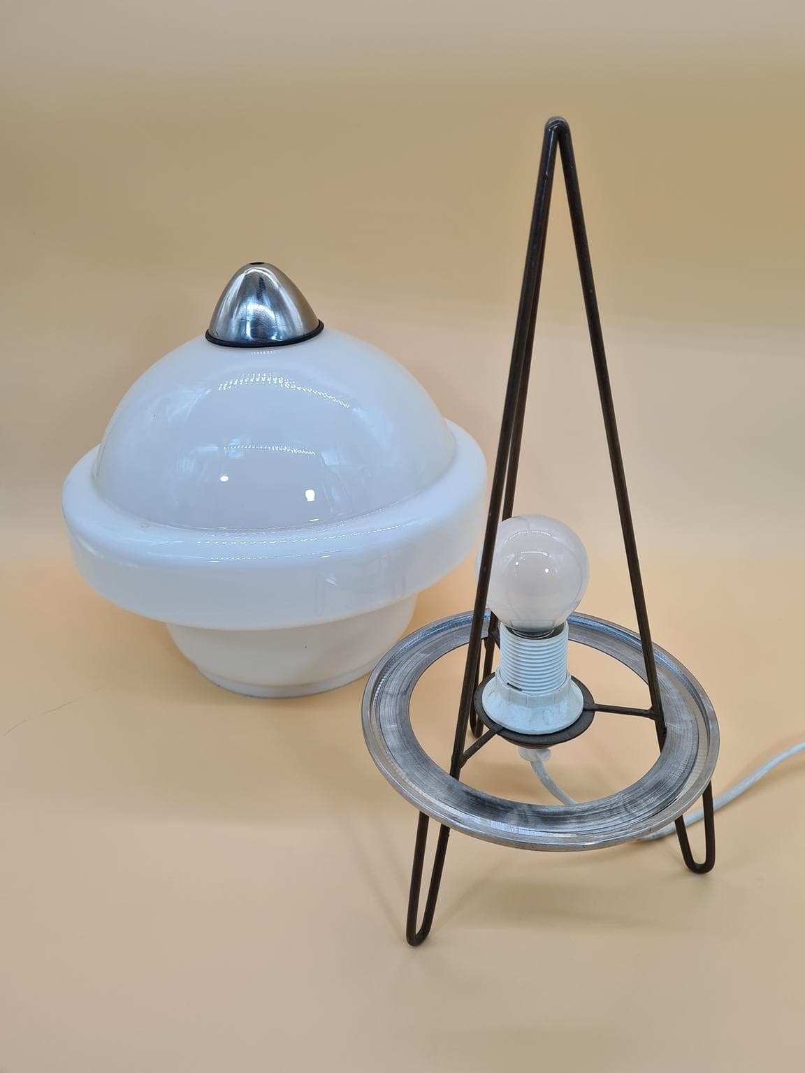 Lampa stołowa Space Age, szkło opalowe białe, metal chrom, Europa, lata 70. - 273838