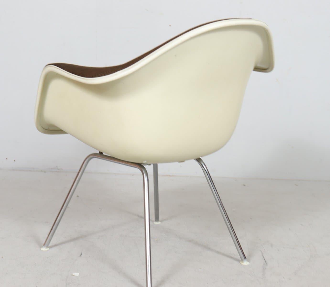 Zestaw foteli Dax, tkanina brązowa, włókno szklane, chrom, proj. C. & R. Eames, Vitra, Szwajcaria, lata 70. - 275858