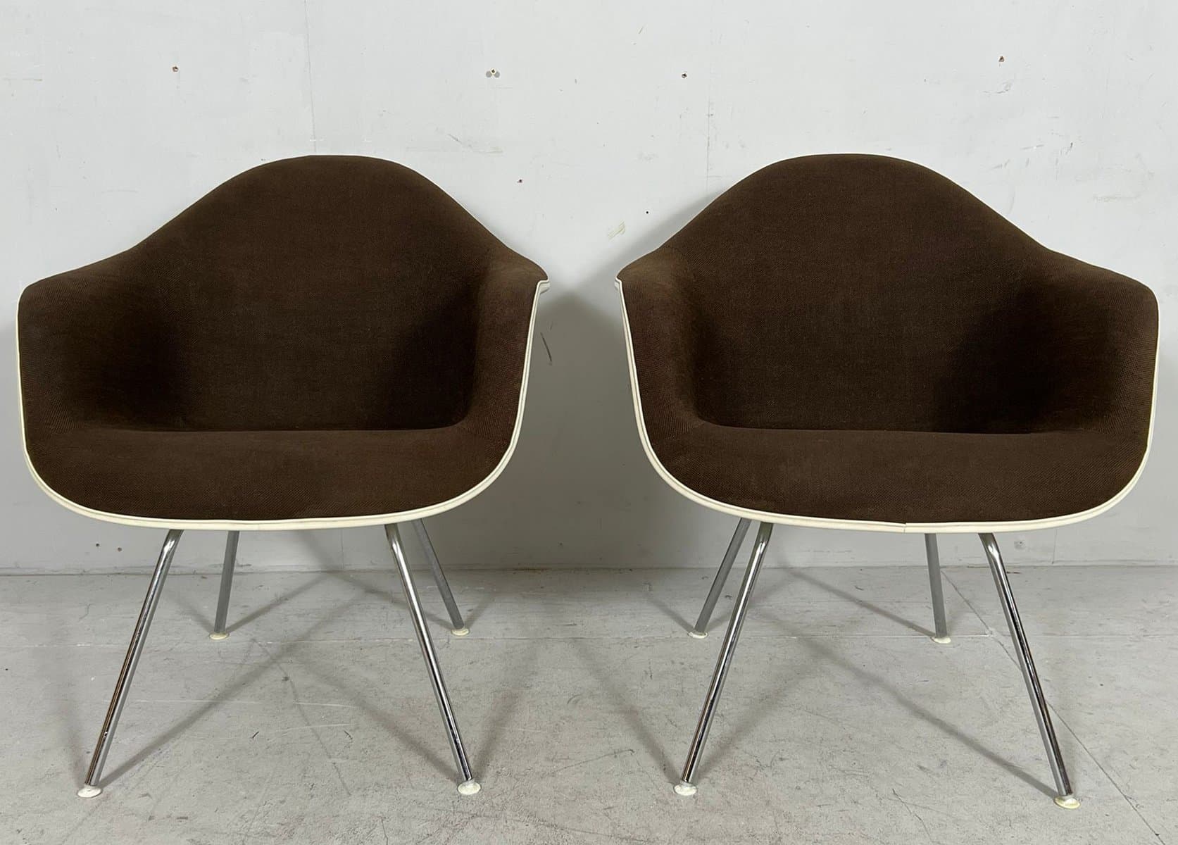 Zestaw foteli Dax, tkanina brązowa, włókno szklane, chrom, proj. C. & R. Eames, Vitra, Szwajcaria, lata 70. - 275845