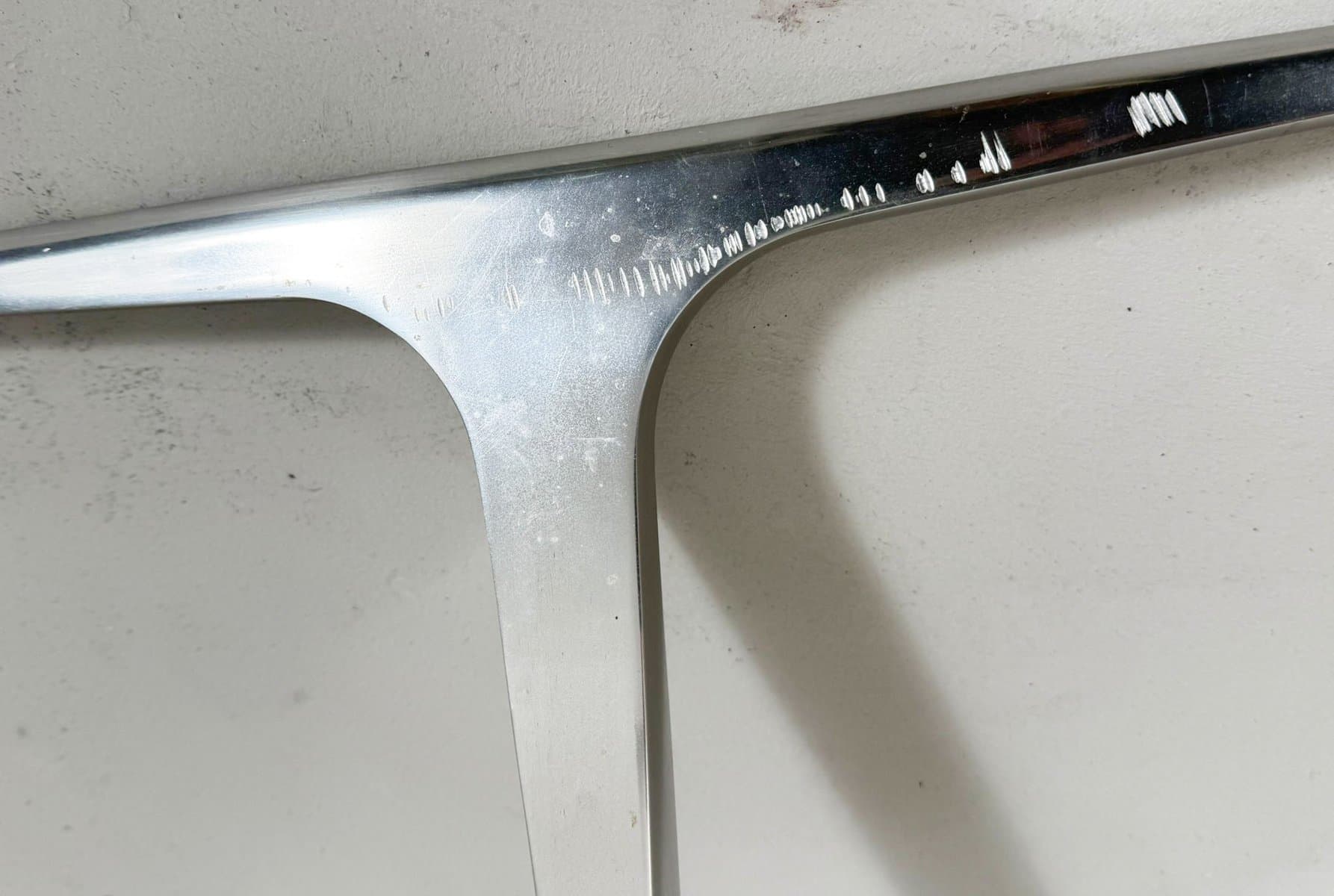 Stolik kawowy, aluminium srebrny, szkło przezroczyste, proj. K. Hesterberg, Ronald Schmitt, Niemcy, lata 70. - 276895