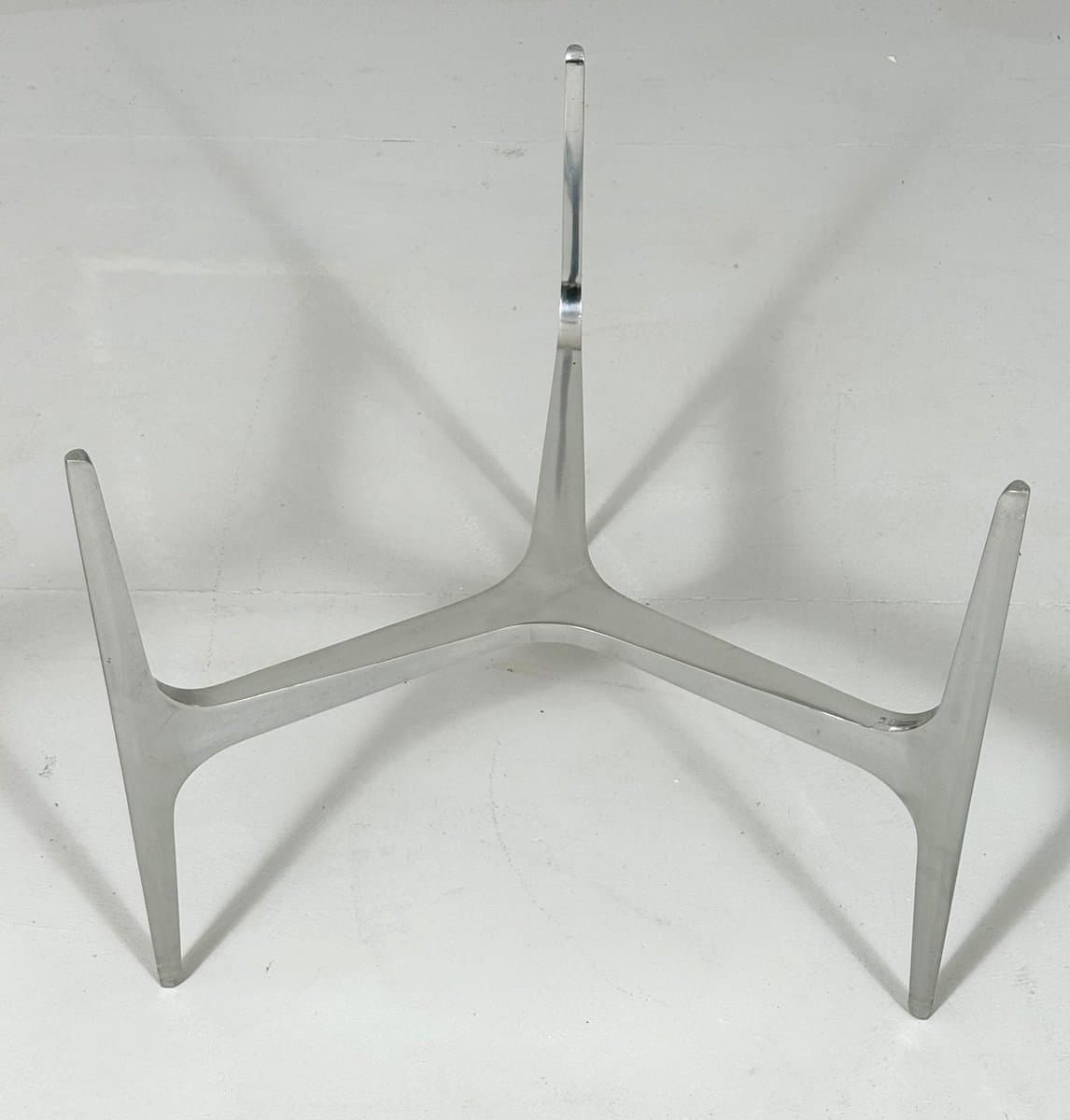 Stolik kawowy, aluminium srebrny, szkło przezroczyste, proj. K. Hesterberg, Ronald Schmitt, Niemcy, lata 70. - 276883