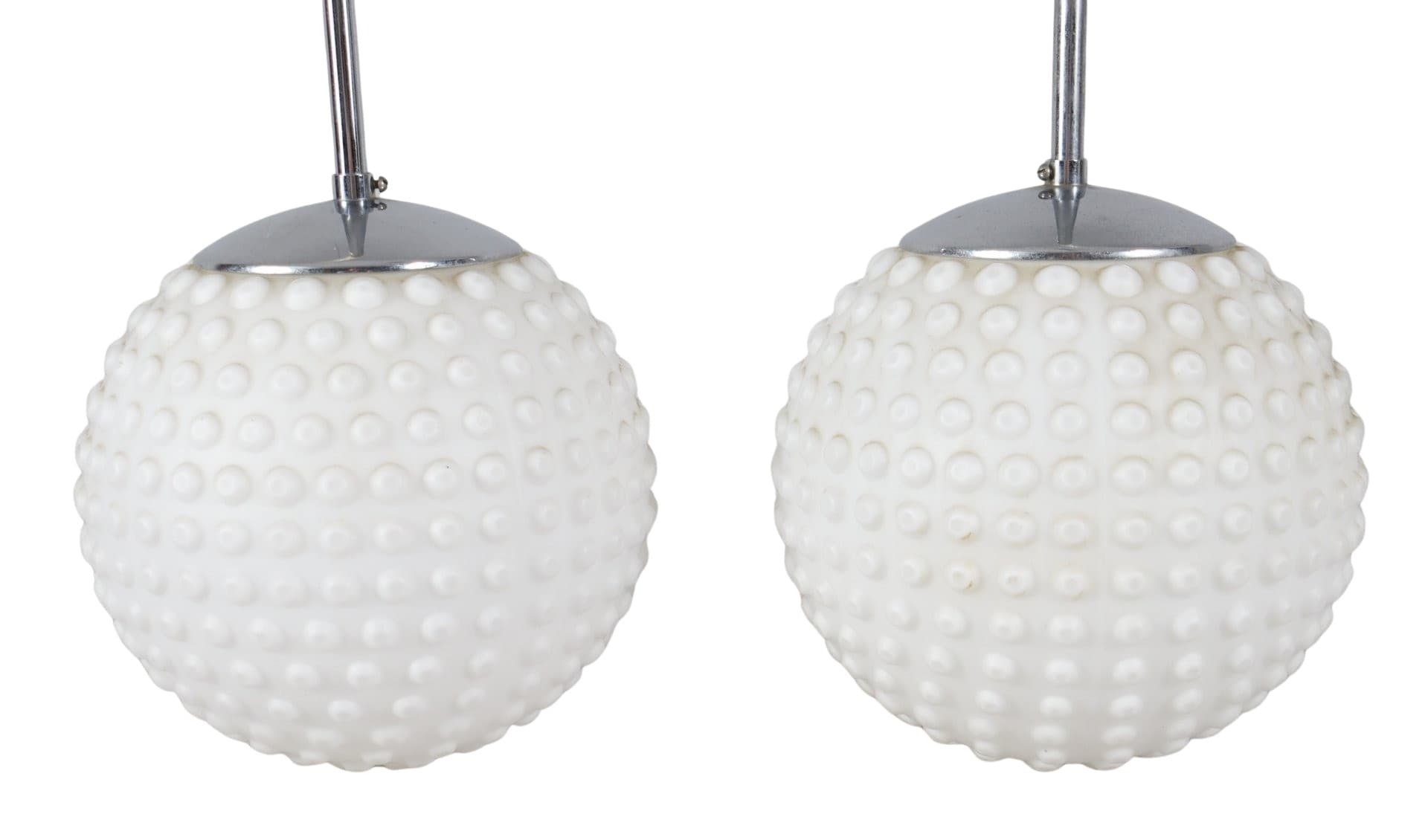 Para lamp sufitowych Space Age Bubble, szkło opalowe białe, metal chromowany srebrny, proj. R. Krüger, Staff Leuchten, Niemcy, lata 70.