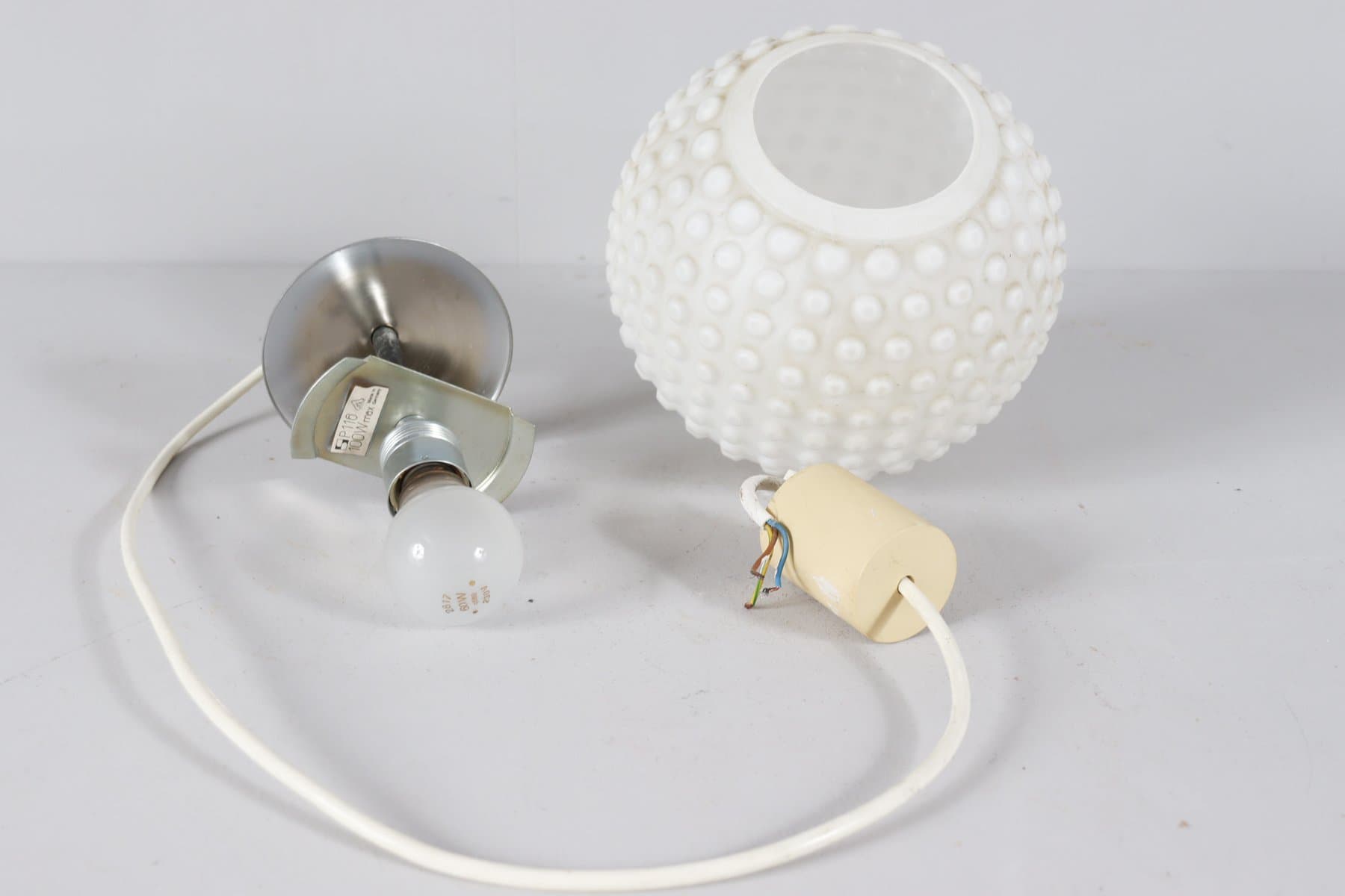 Para lamp sufitowych Space Age Bubble, szkło opalowe białe, metal chromowany srebrny, proj. R. Krüger, Staff Leuchten, Niemcy, lata 70. - 276965