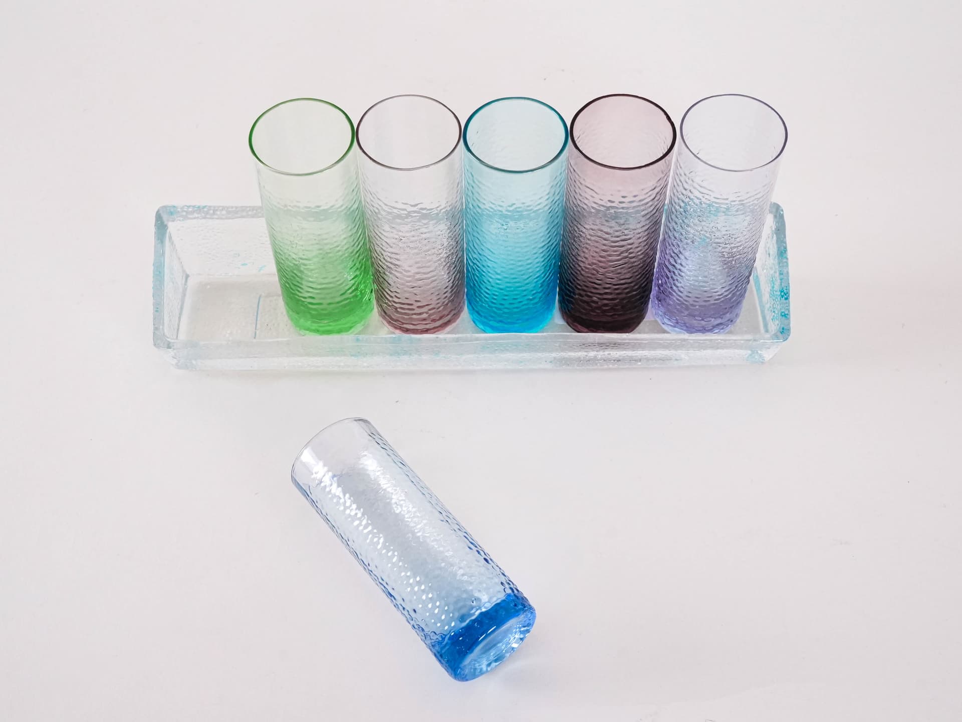 Komplet szklanek z tacą, multikolor, szkło, Włochy, lata 70. - 277189