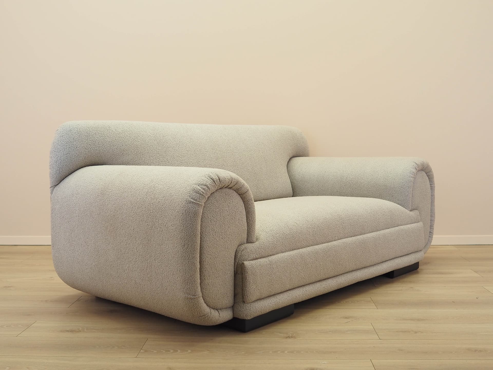Sofa dwuosobowa, bouclé beż, drewno czarne, Włochy, lata 70. - 277544