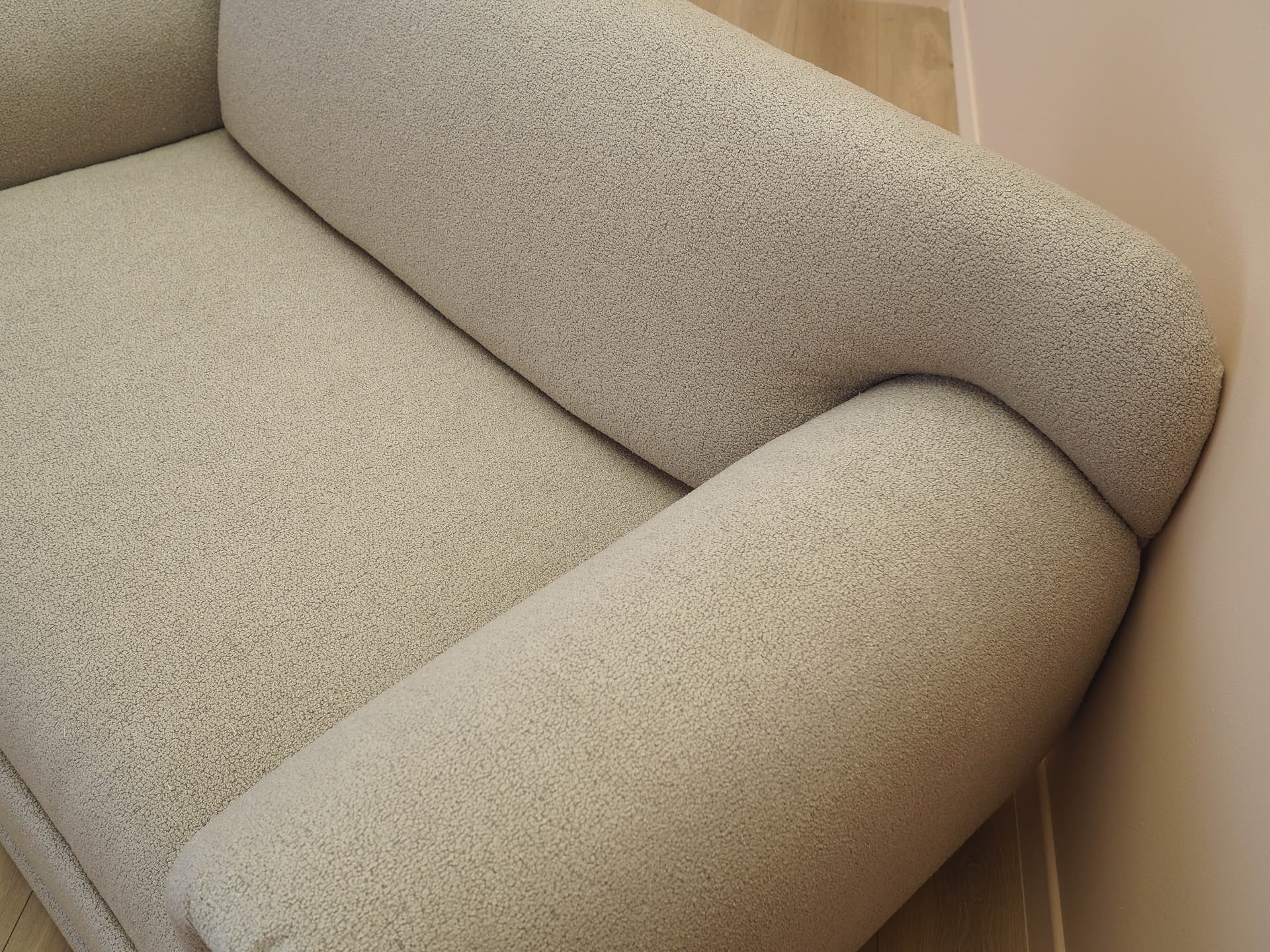 Sofa dwuosobowa, bouclé beż, drewno czarne, Włochy, lata 70. - 277549