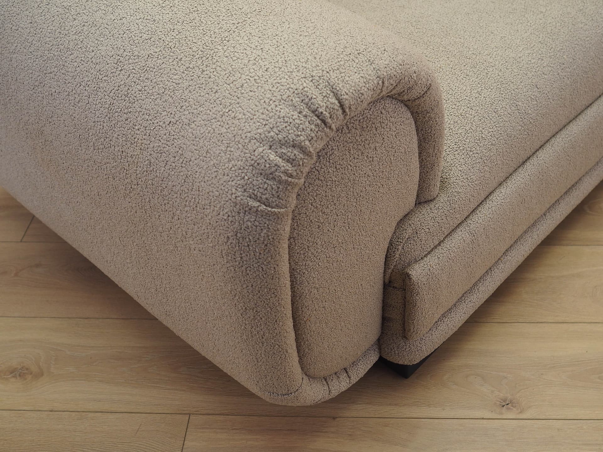 Sofa dwuosobowa, bouclé beż, drewno czarne, Włochy, lata 70. - 277546