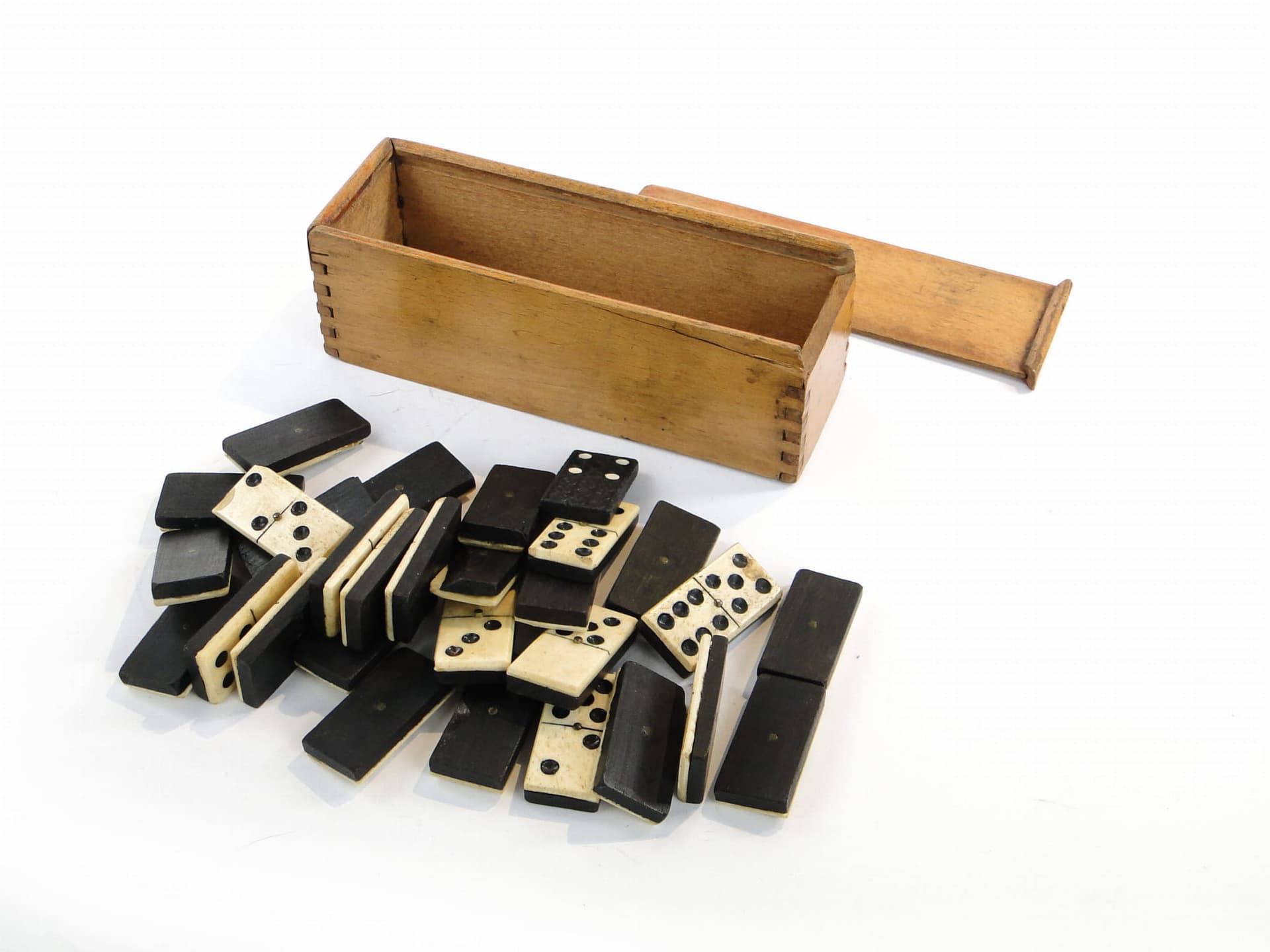 Domino set, brown, ebony bovine bone, Germany, early 20th c. - 277627