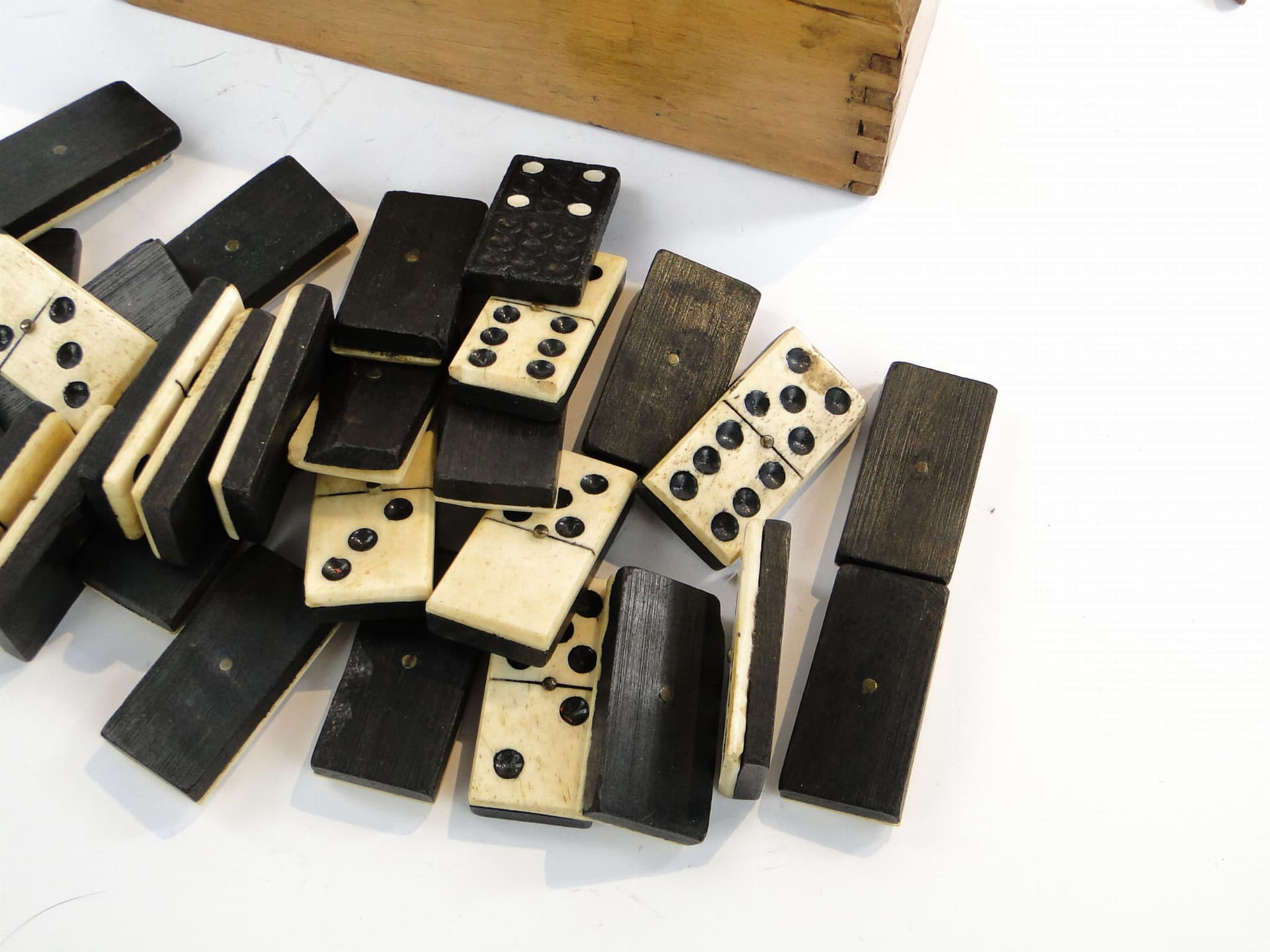 Domino set, brown, ebony bovine bone, Germany, early 20th c. - 277626
