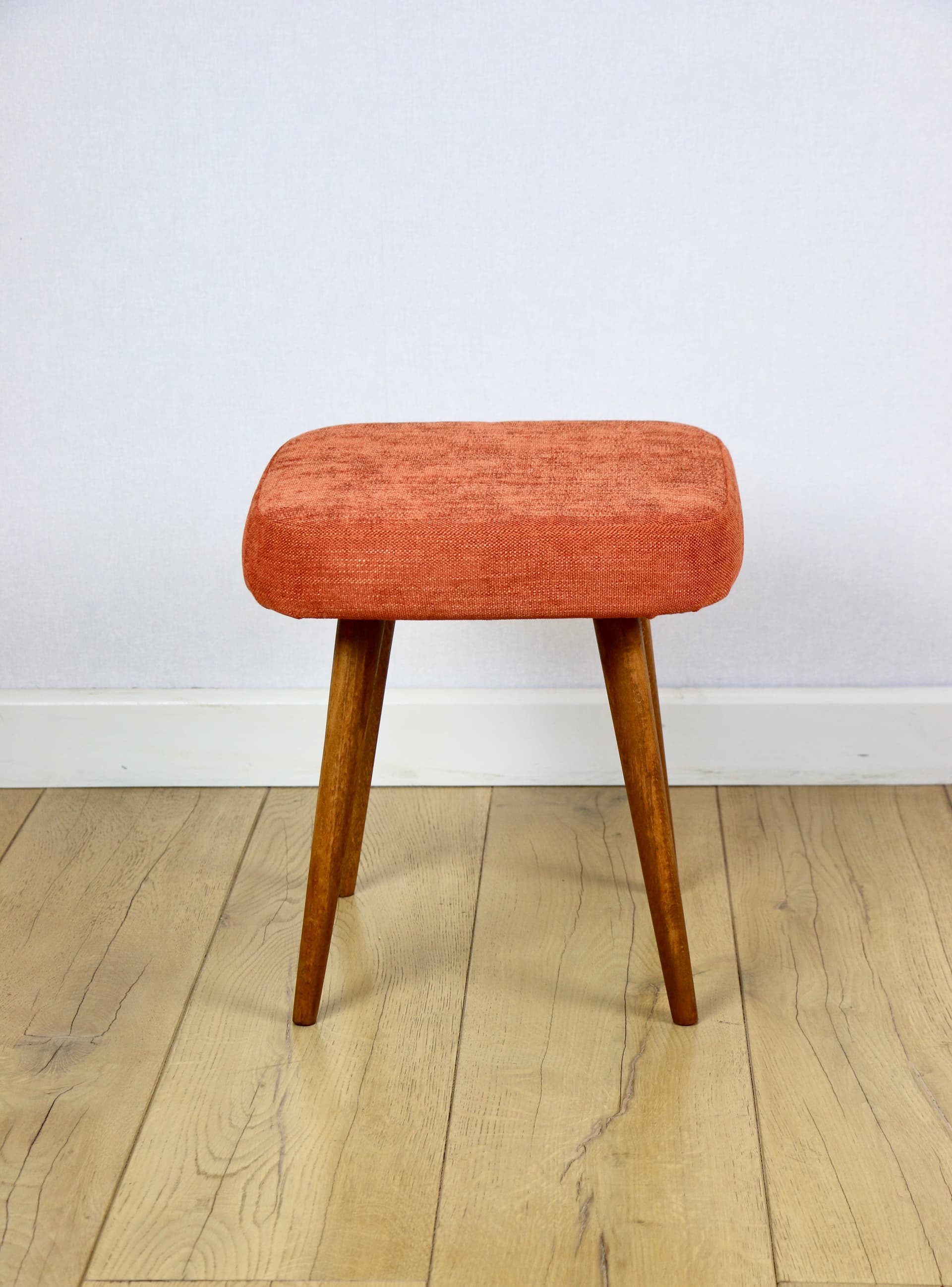 Taboret kwadratowy, pomarańczowy, bawełna, buk, Polska, lata 70. - 277677
