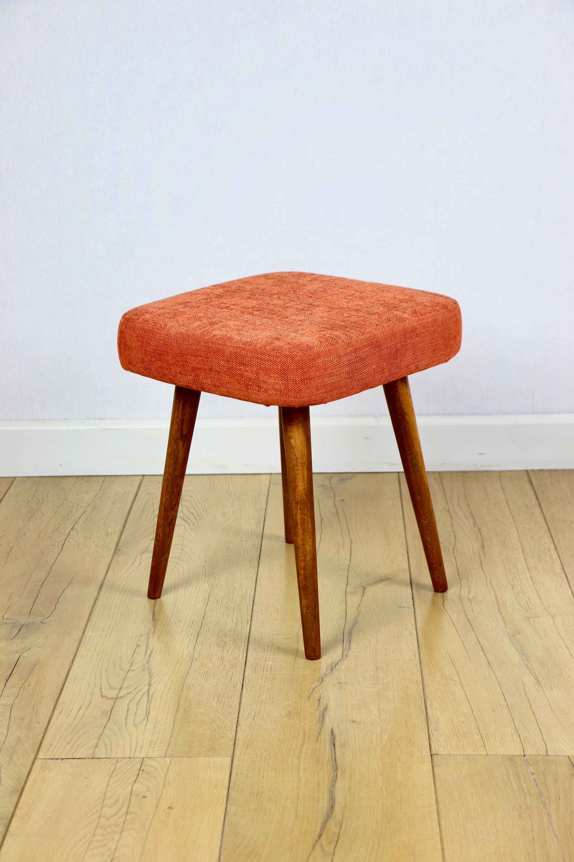 Taboret kwadratowy, pomarańczowy, bawełna, buk, Polska, lata 70. - 277682