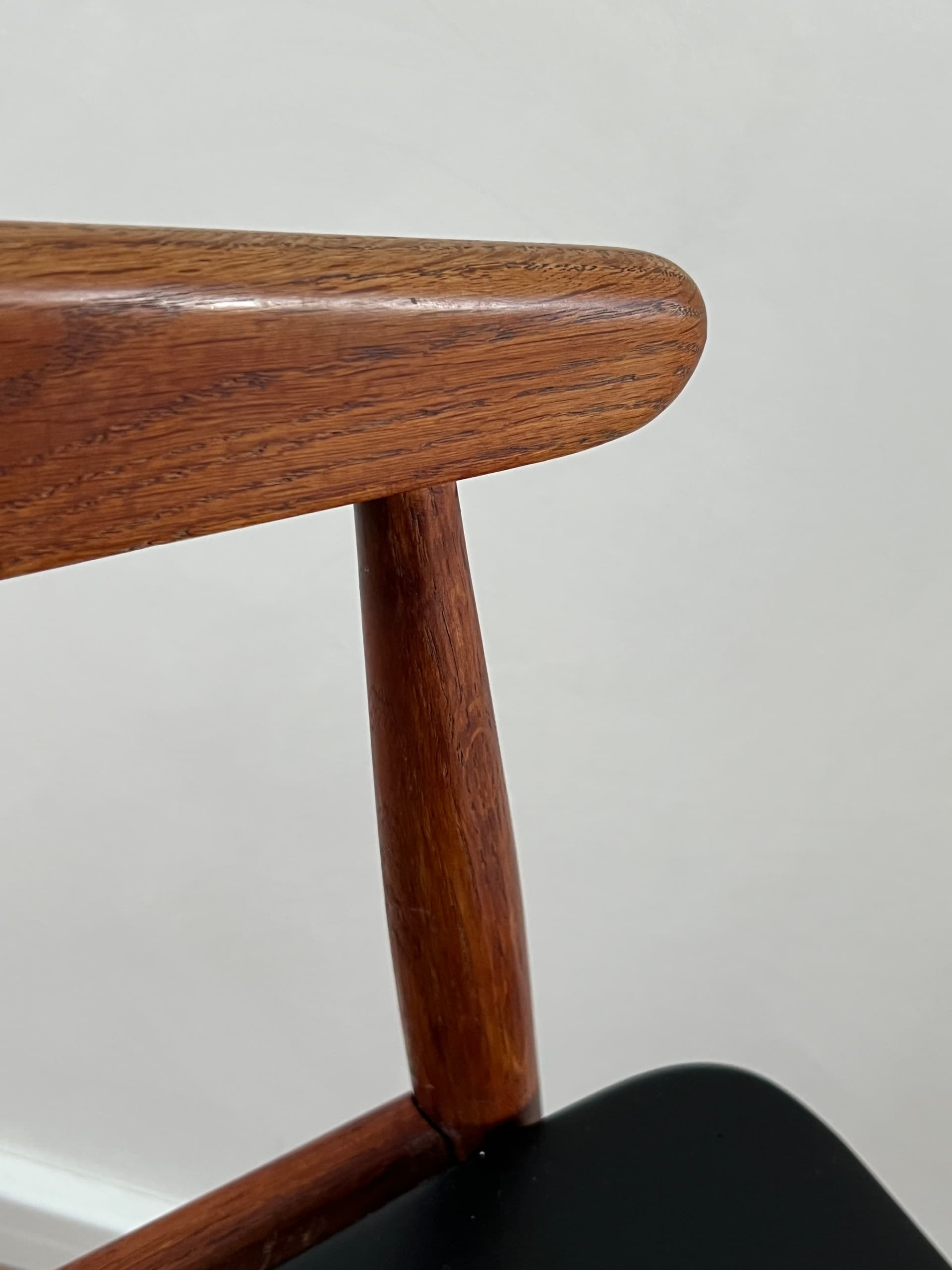 Zestaw czterech krzeseł z podłokietnikami, teak brązowy, skaj czarny, proj. A. Bender Madsen, E. Larsen, Dania, lata 60. - 277780