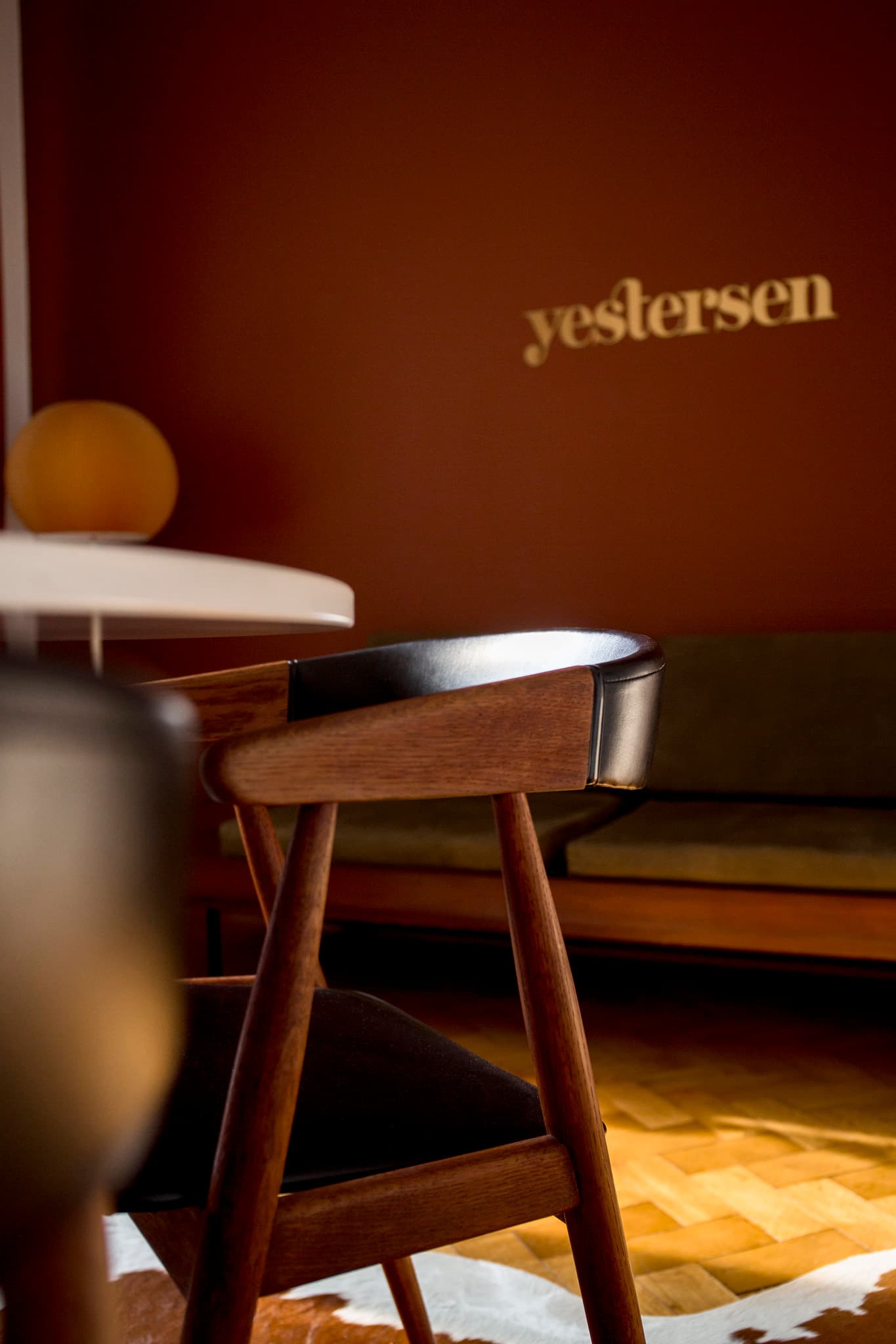 Zestaw czterech krzeseł z podłokietnikami, teak brązowy, skaj czarny, proj. A. Bender Madsen, E. Larsen, Dania, lata 60. - 277782