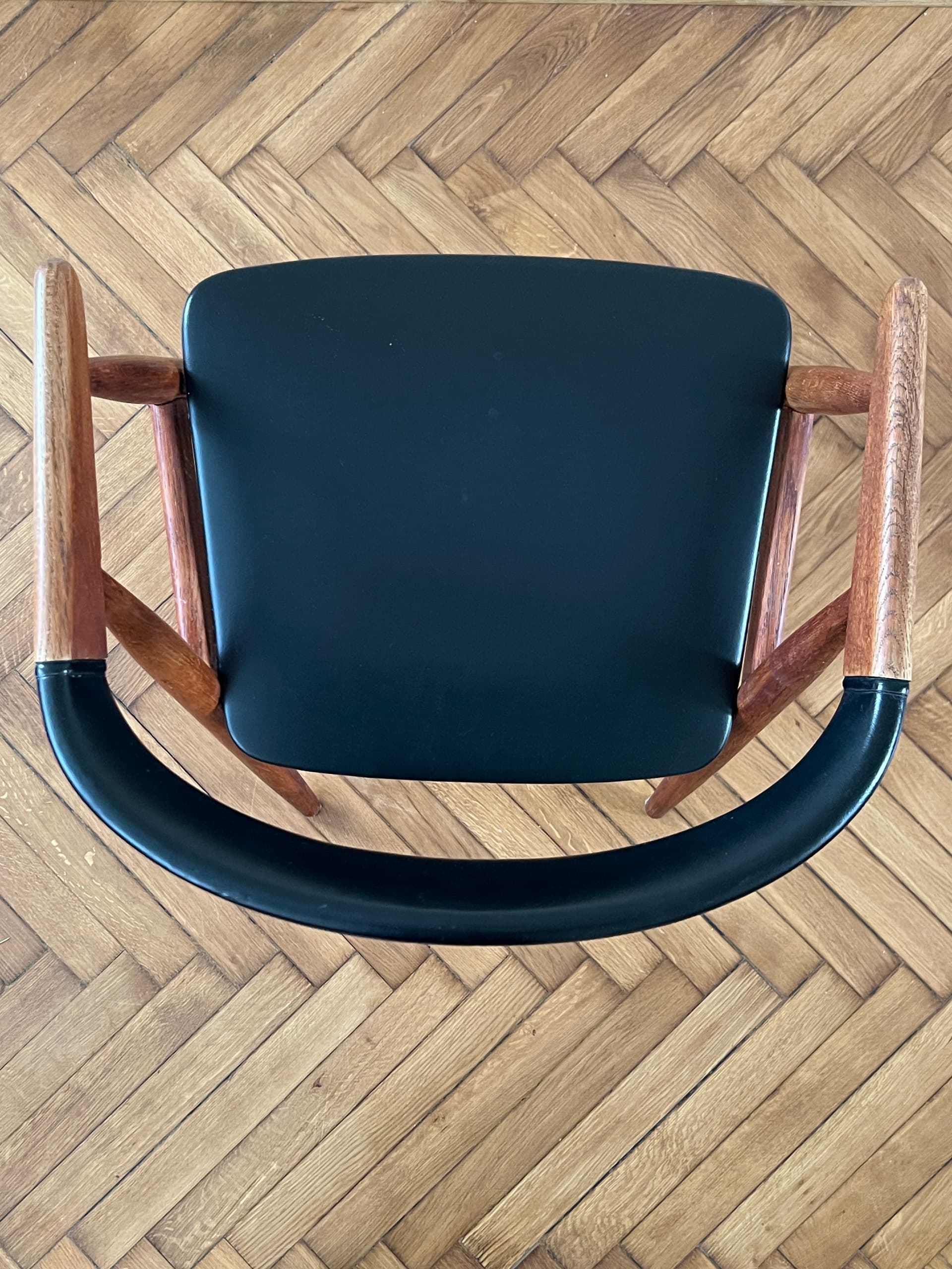 Zestaw czterech krzeseł z podłokietnikami, teak brązowy, skaj czarny, proj. A. Bender Madsen, E. Larsen, Dania, lata 60. - 277774