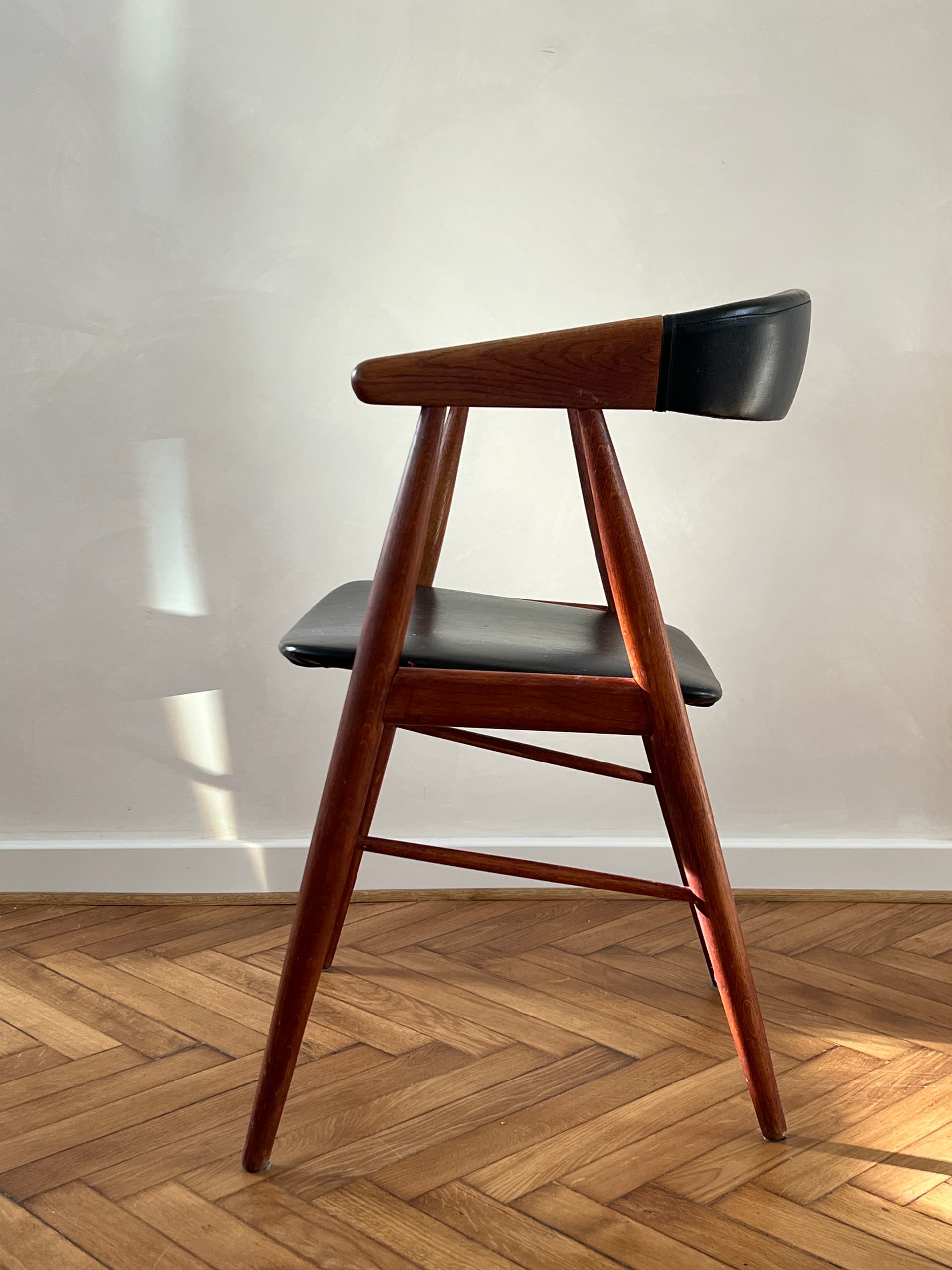 Zestaw czterech krzeseł z podłokietnikami, teak brązowy, skaj czarny, proj. A. Bender Madsen, E. Larsen, Dania, lata 60. - 277772