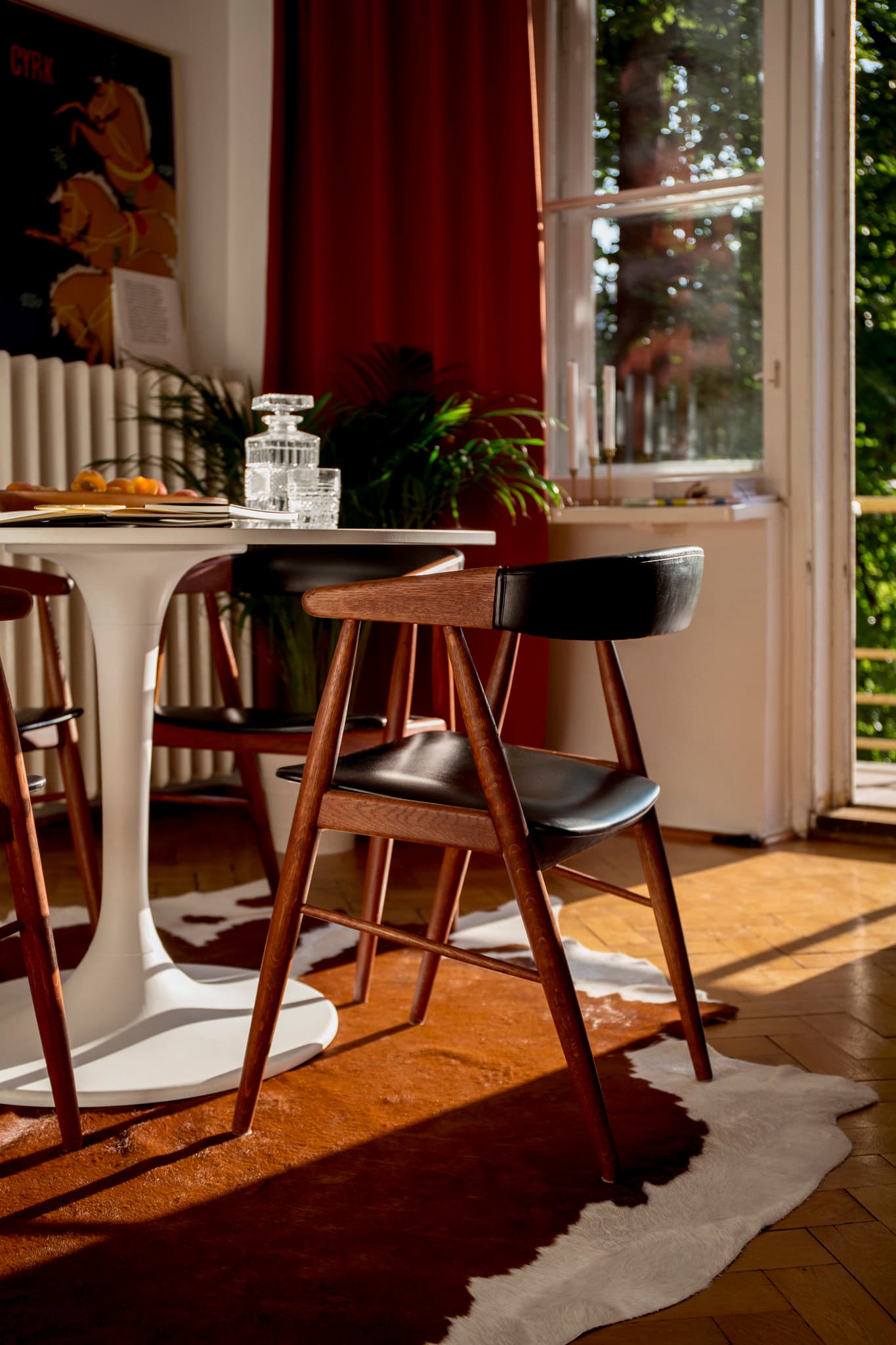 Zestaw czterech krzeseł z podłokietnikami, teak brązowy, skaj czarny, proj. A. Bender Madsen, E. Larsen, Dania, lata 60. - 277781