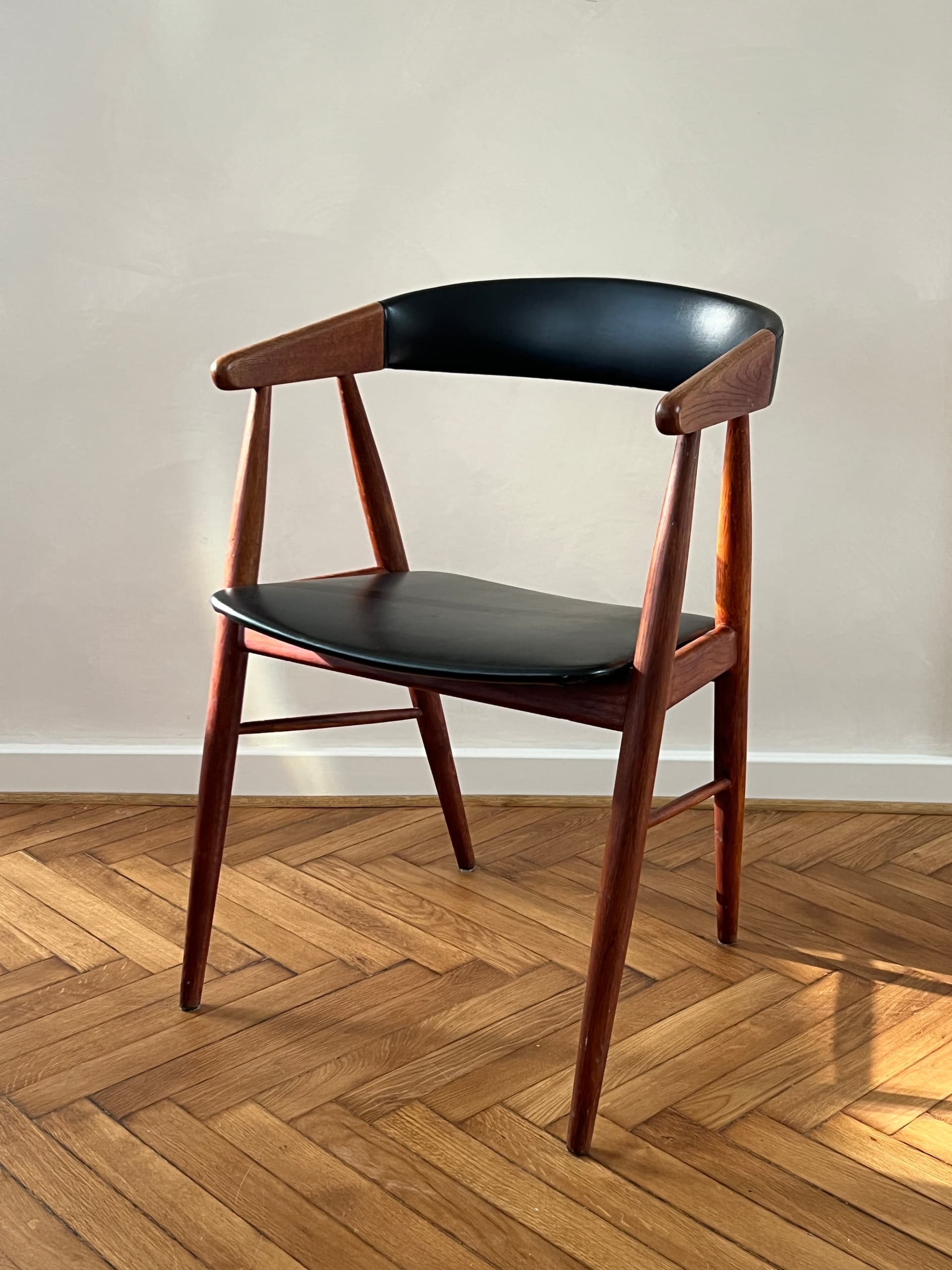 Zestaw czterech krzeseł z podłokietnikami, teak brązowy, skaj czarny, proj. A. Bender Madsen, E. Larsen, Dania, lata 60. - 277773