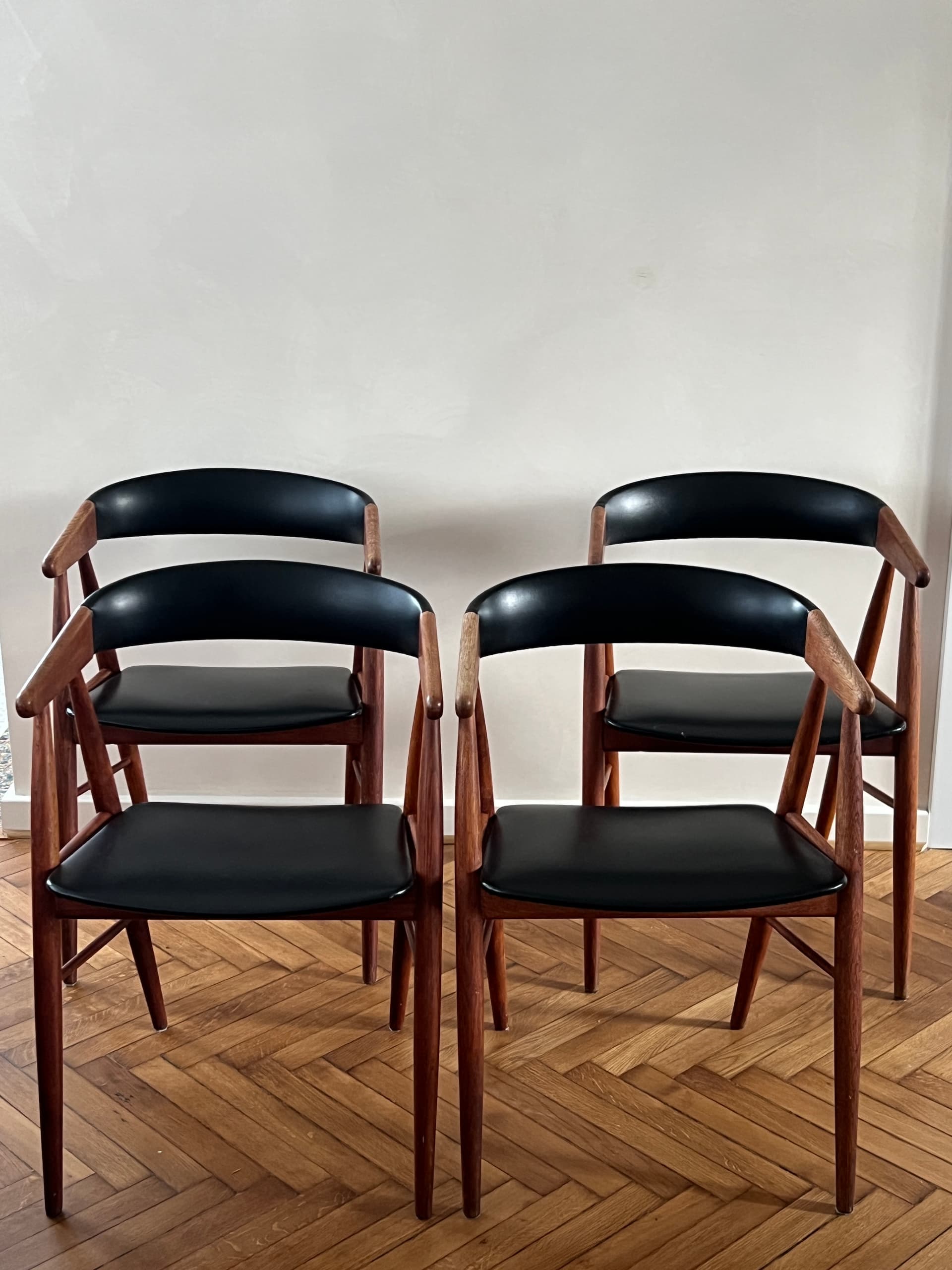 Zestaw czterech krzeseł z podłokietnikami, teak brązowy, skaj czarny, proj. A. Bender Madsen, E. Larsen, Dania, lata 60. - 277770