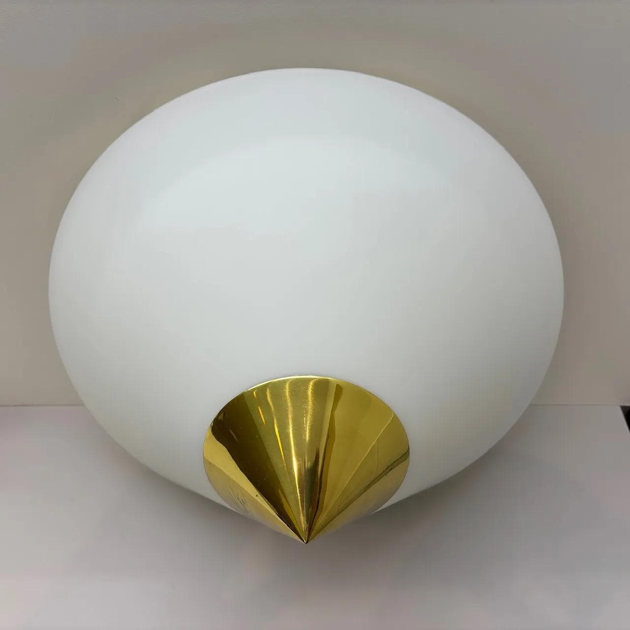 Plafon, szkło opalowe białe, mosiądz złoty, Glashutte Limburg, Niemcy, lata 70. - 20237