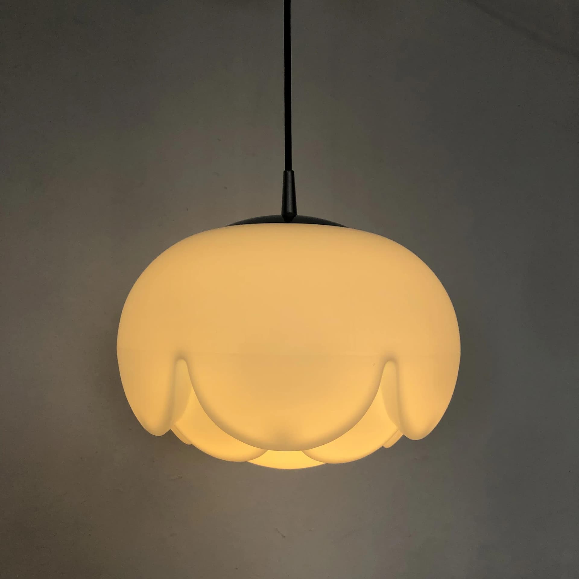 Lampa wisząca Seerose, szkło opalowe białe, stal chromowana, Peill&Putzler, Niemcy, lata 70. - 20223