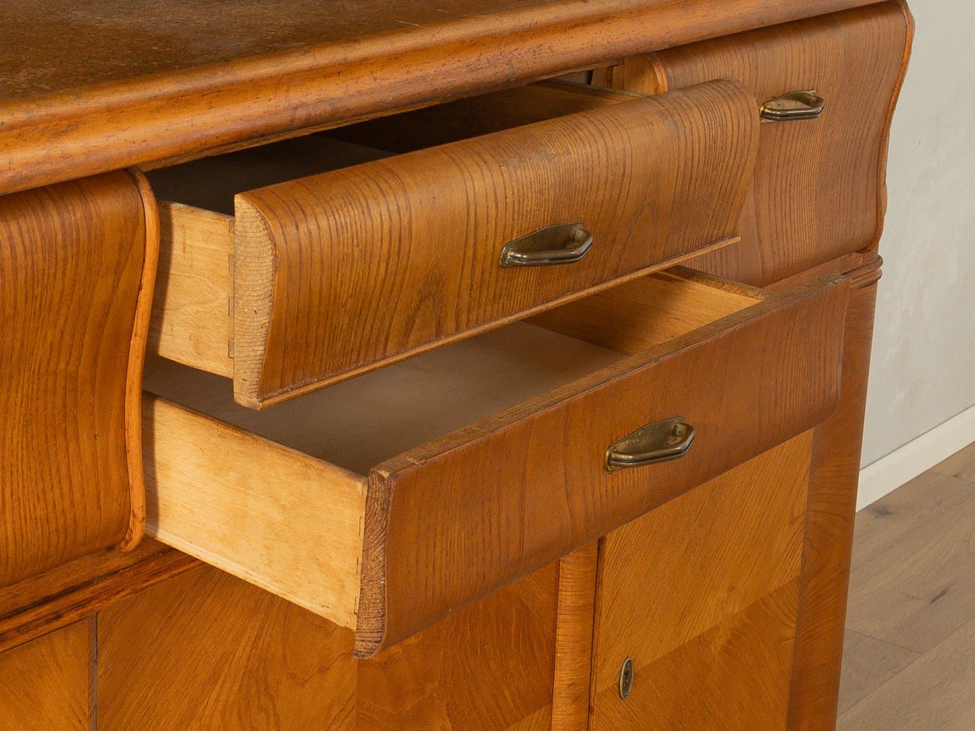 Kredens Art Deco, brązowy, orzech, szkło, porcelana, Niemcy, lata 20. - 280963