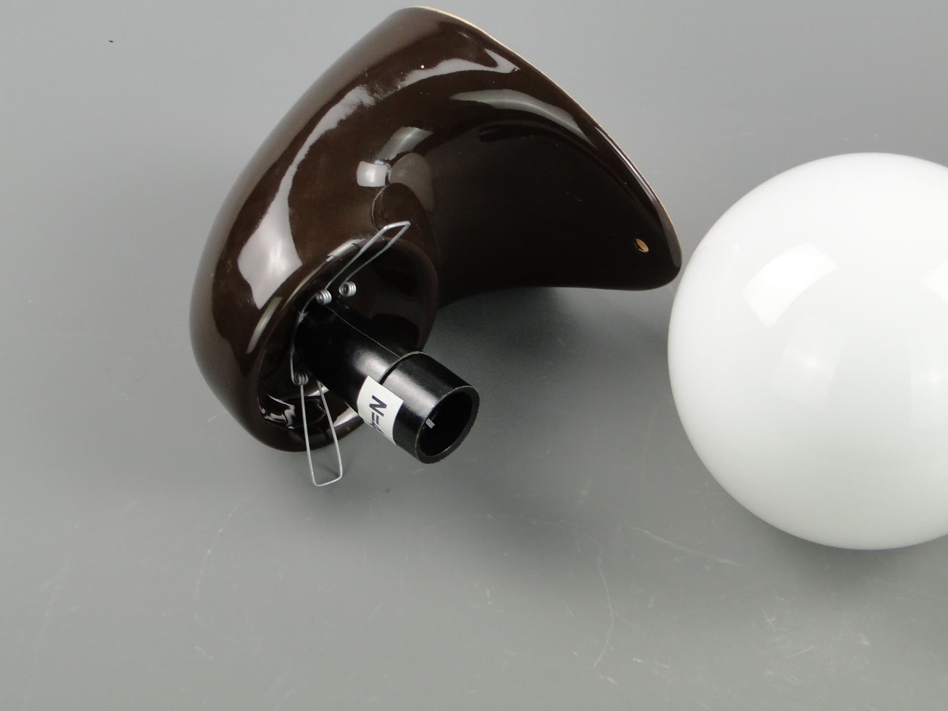 Para kinkietów modernistycznych, ceramika brązowa szkło białe, Polska, lata 70. - 2124