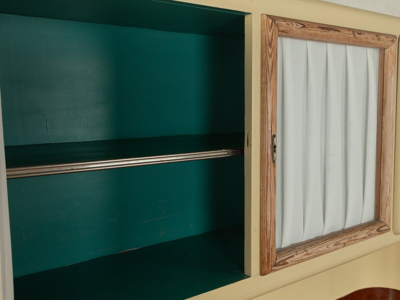 Kredens Art Deco, beżowy, drewno, szkło, porcelana, Niemcy, lata 20. - 280879