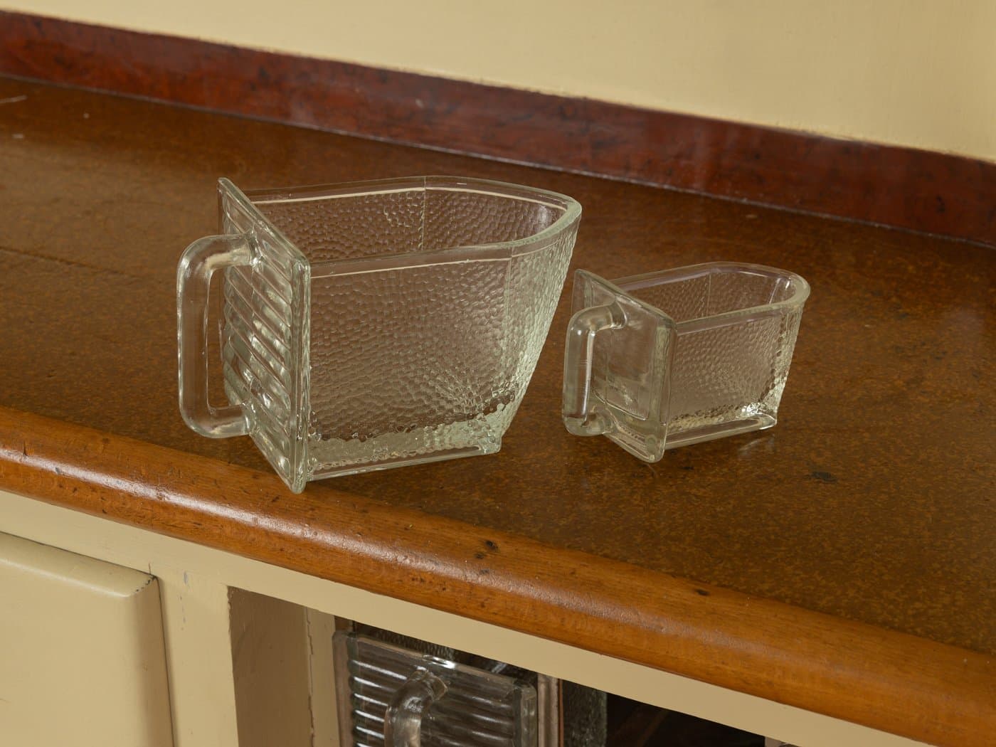 Kredens Art Deco, beżowy, drewno, szkło, porcelana, Niemcy, lata 20. - 280883