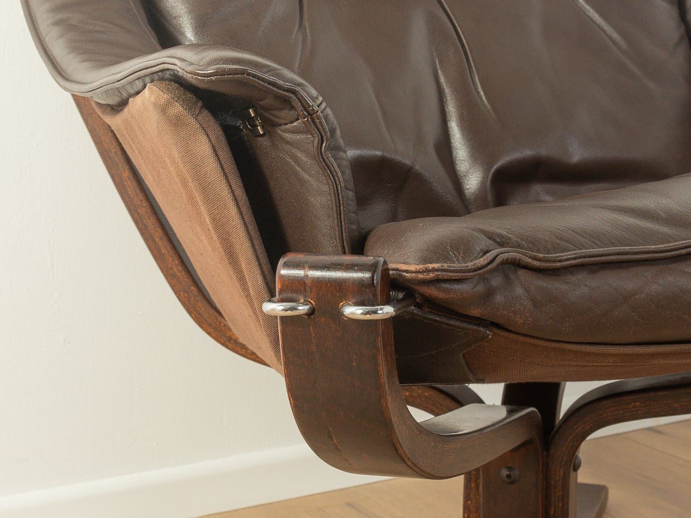 Zestaw fotela i podnóżka Falcon, skóra brązowa, teak brązowy, proj. S. Ressell, Vatne Møbler, Norwegia, lata 70. - 280663