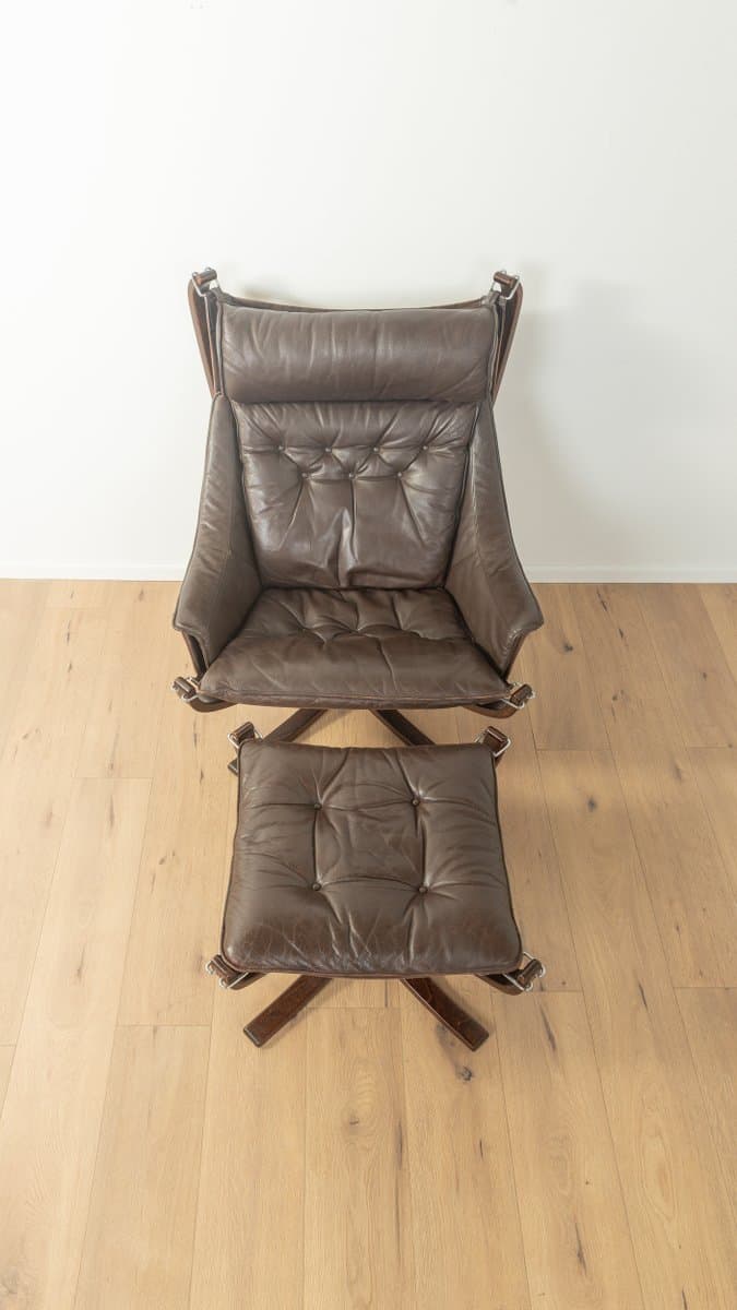 Zestaw fotela i podnóżka Falcon, skóra brązowa, teak brązowy, proj. S. Ressell, Vatne Møbler, Norwegia, lata 70. - 280666